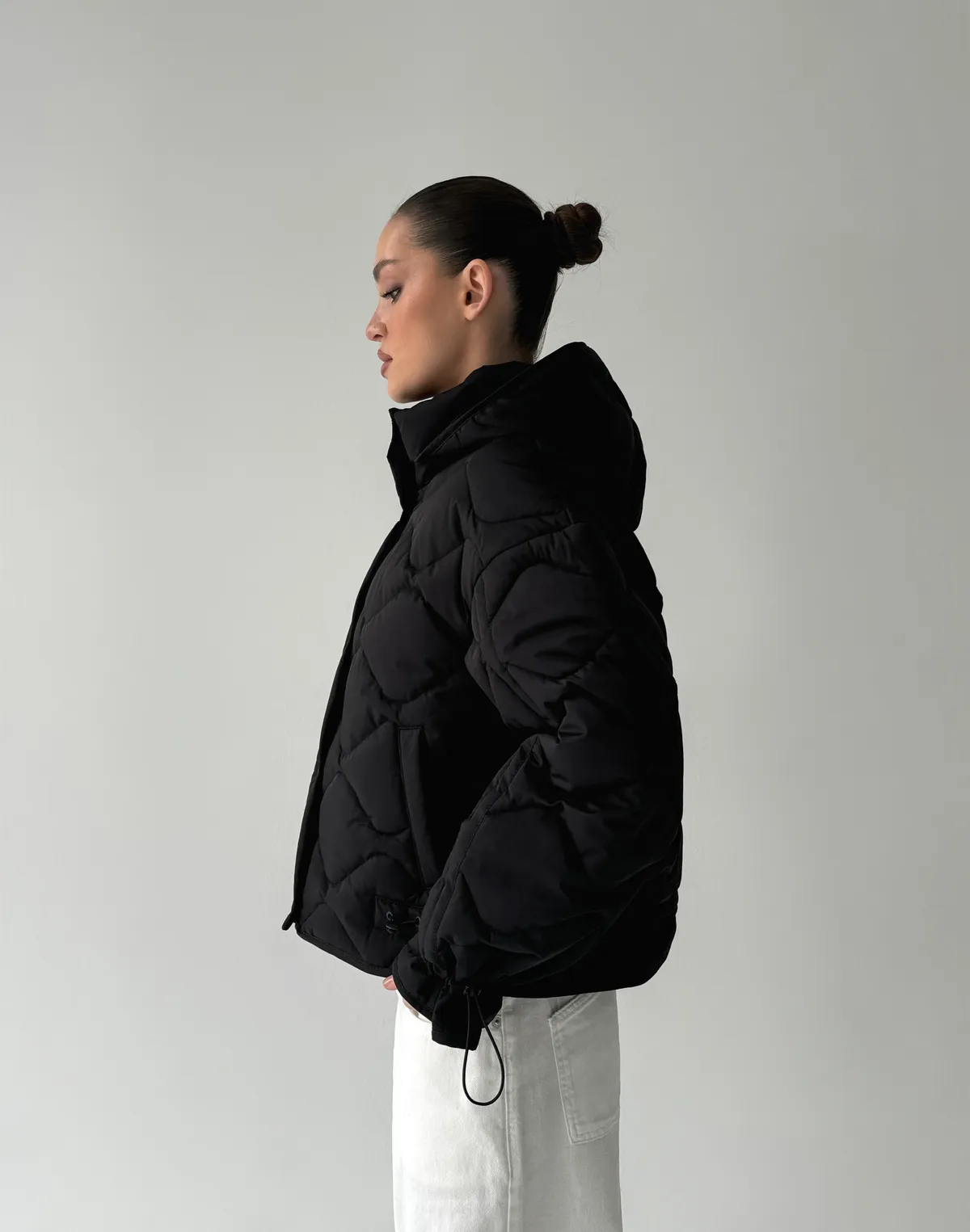 Куртка жіноча з декоративною стьожкою, чорна - Фото 5