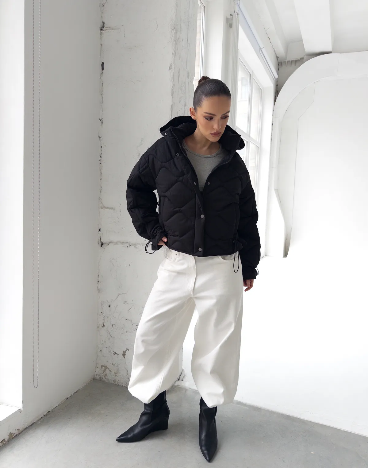 Куртка жіноча з декоративною стьожкою, чорна - Фото 4