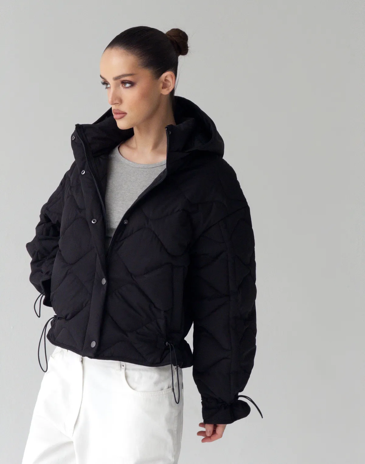 Куртка жіноча з декоративною стьожкою, чорна - Фото 3