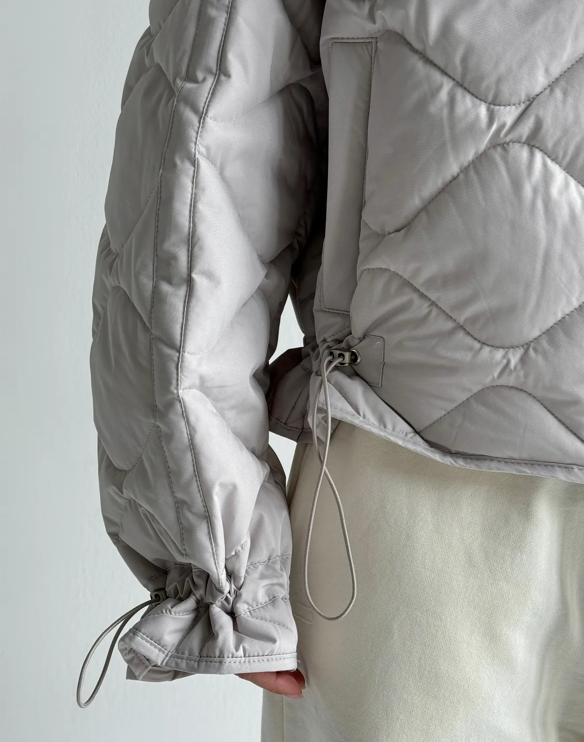 Куртка жіноча з декоративною стьожкою, світло-сіра - Фото 7