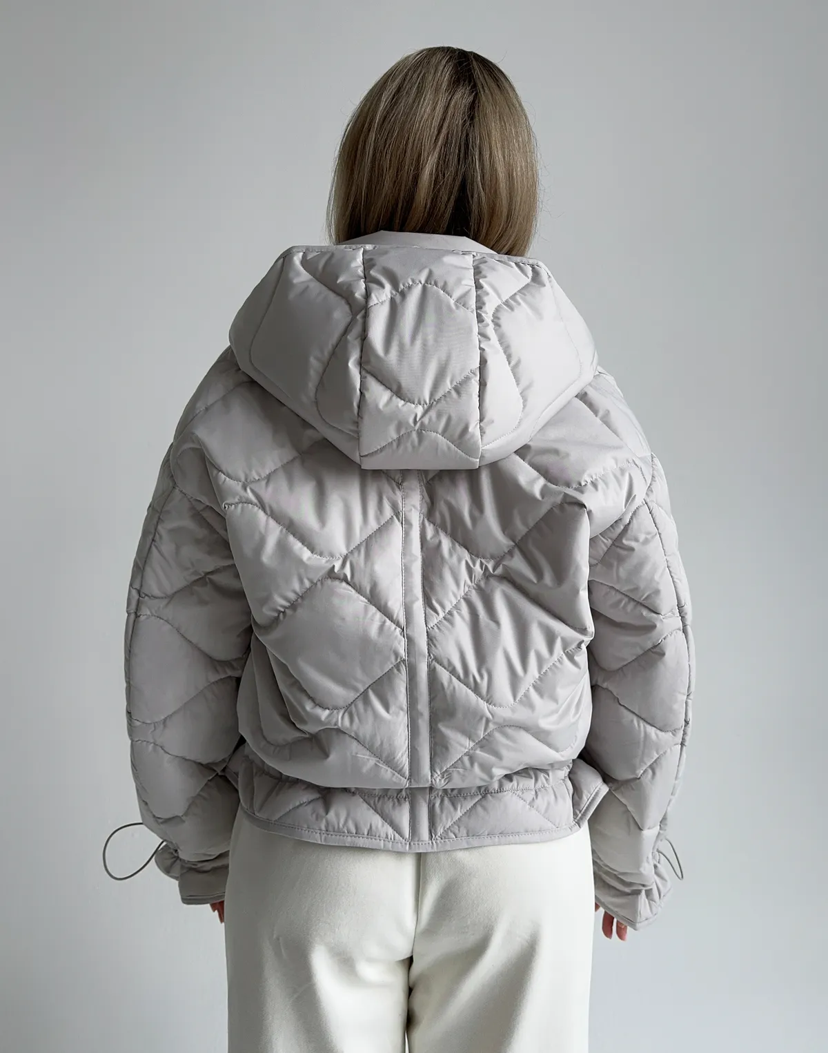 Куртка жіноча з декоративною стьожкою, світло-сіра - Фото 2