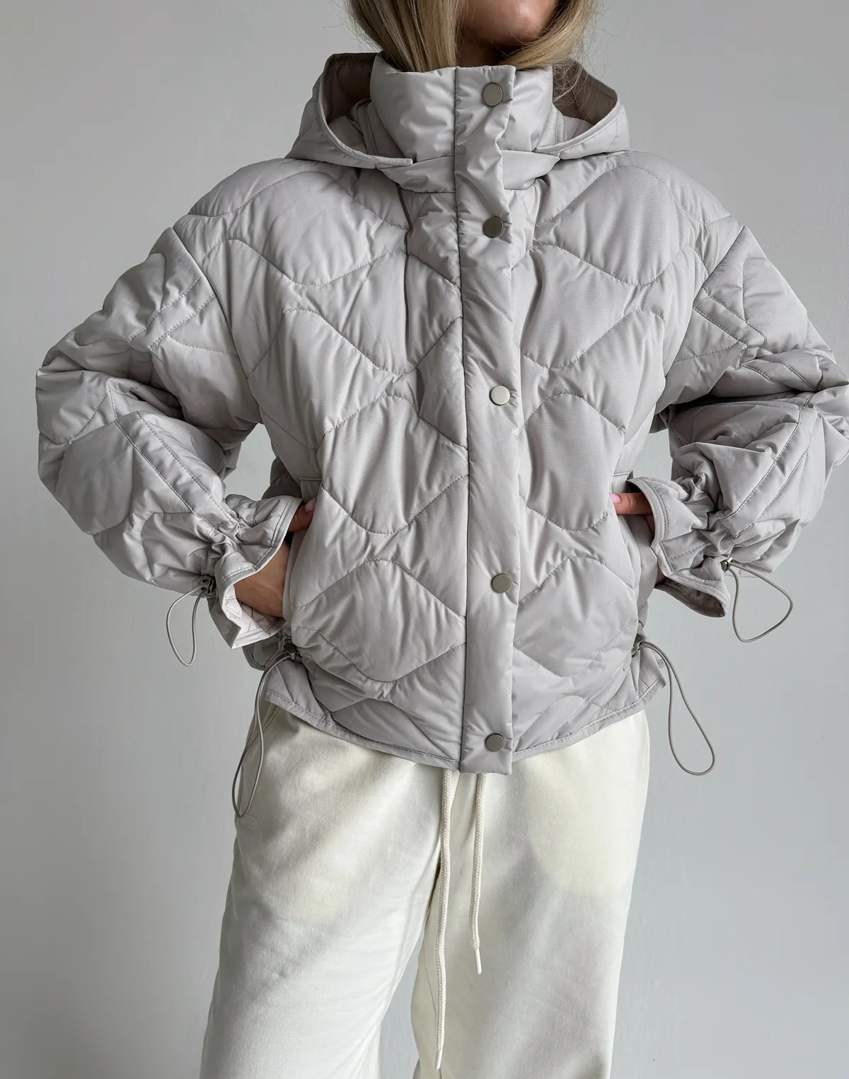 Куртка жіноча з декоративною стьожкою, світло-сіра - Фото 1