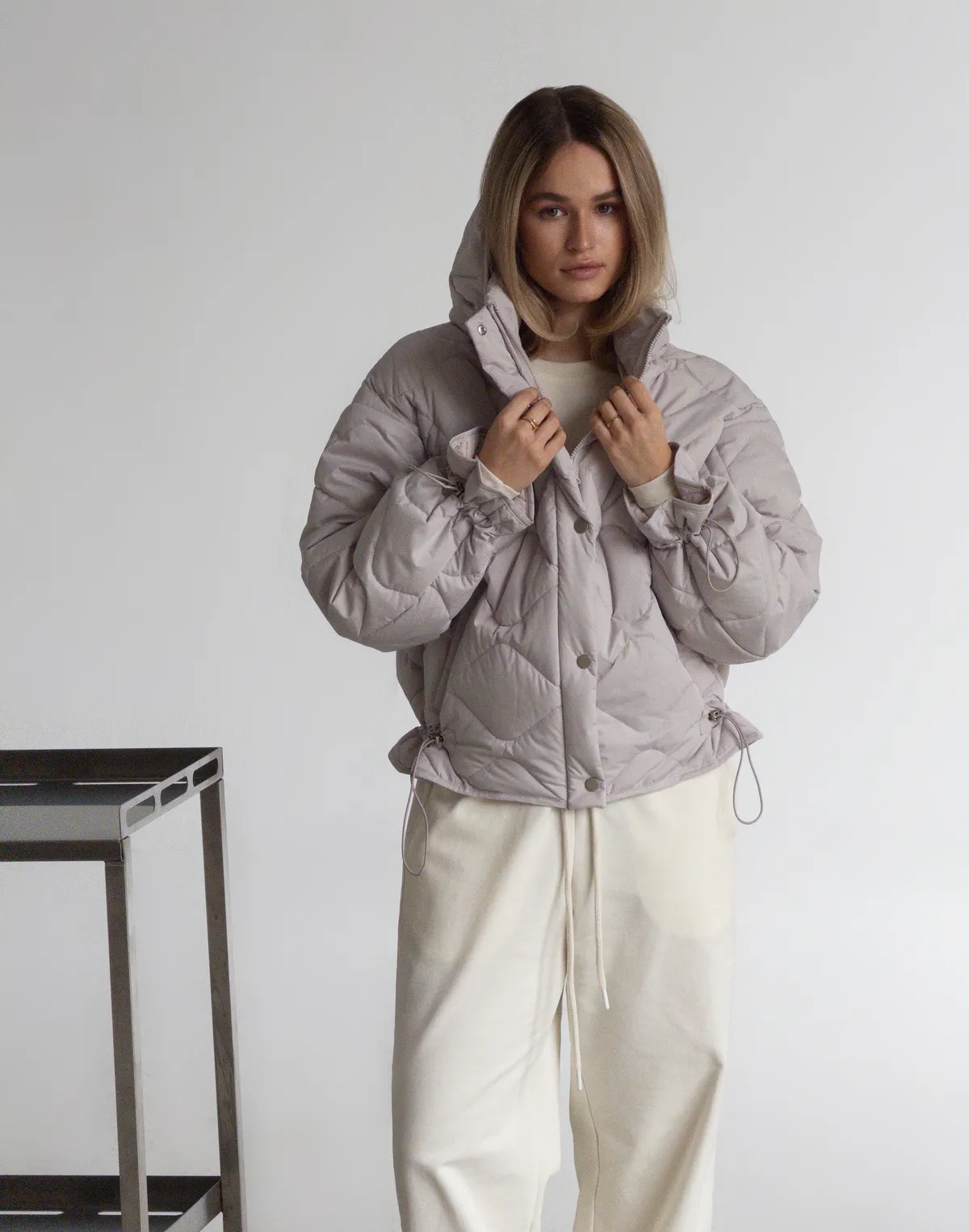 Куртка жіноча з декоративною стьожкою, світло-сіра - Фото 5