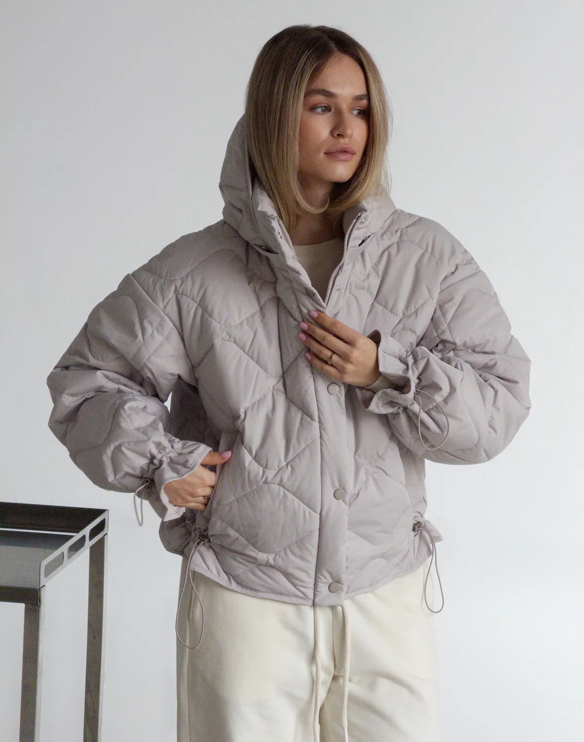 Куртка жіноча з декоративною стьожкою, світло-сіра - Фото 4