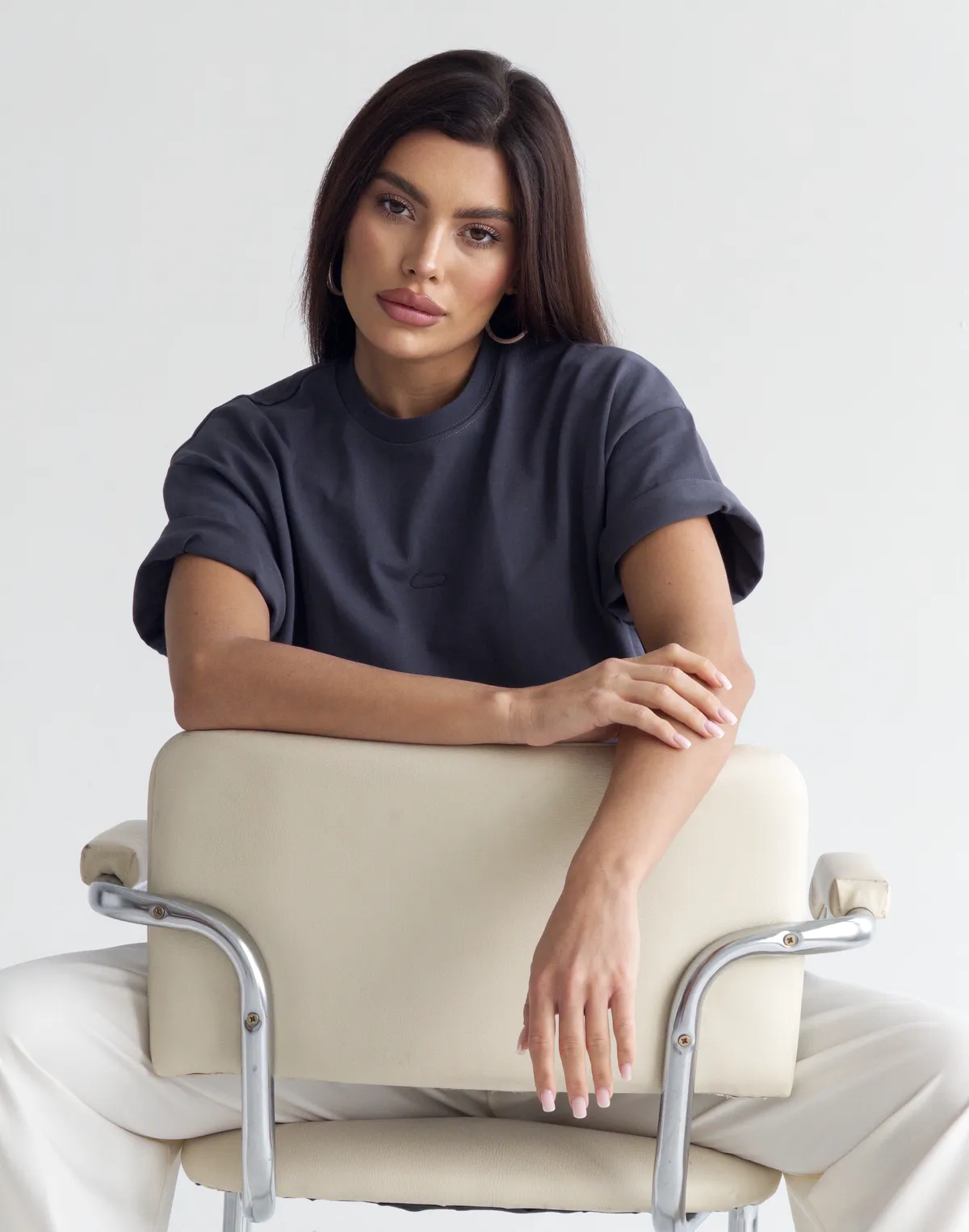 Футболка жіноча зі супер щільного котону оверсайз з логотипом, графітова - Фото 8