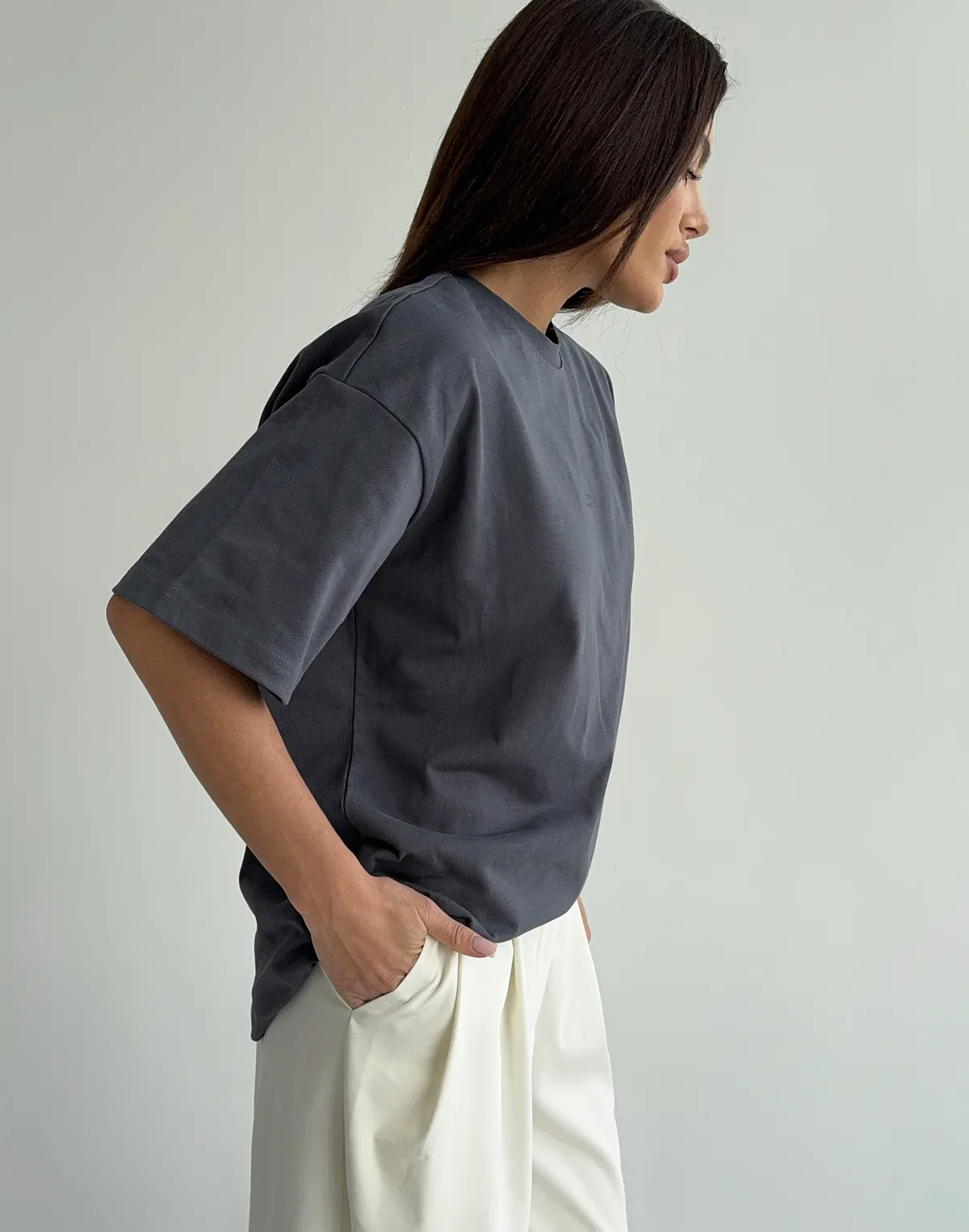 Футболка жіноча зі супер щільного котону оверсайз з логотипом, графітова - Фото 6