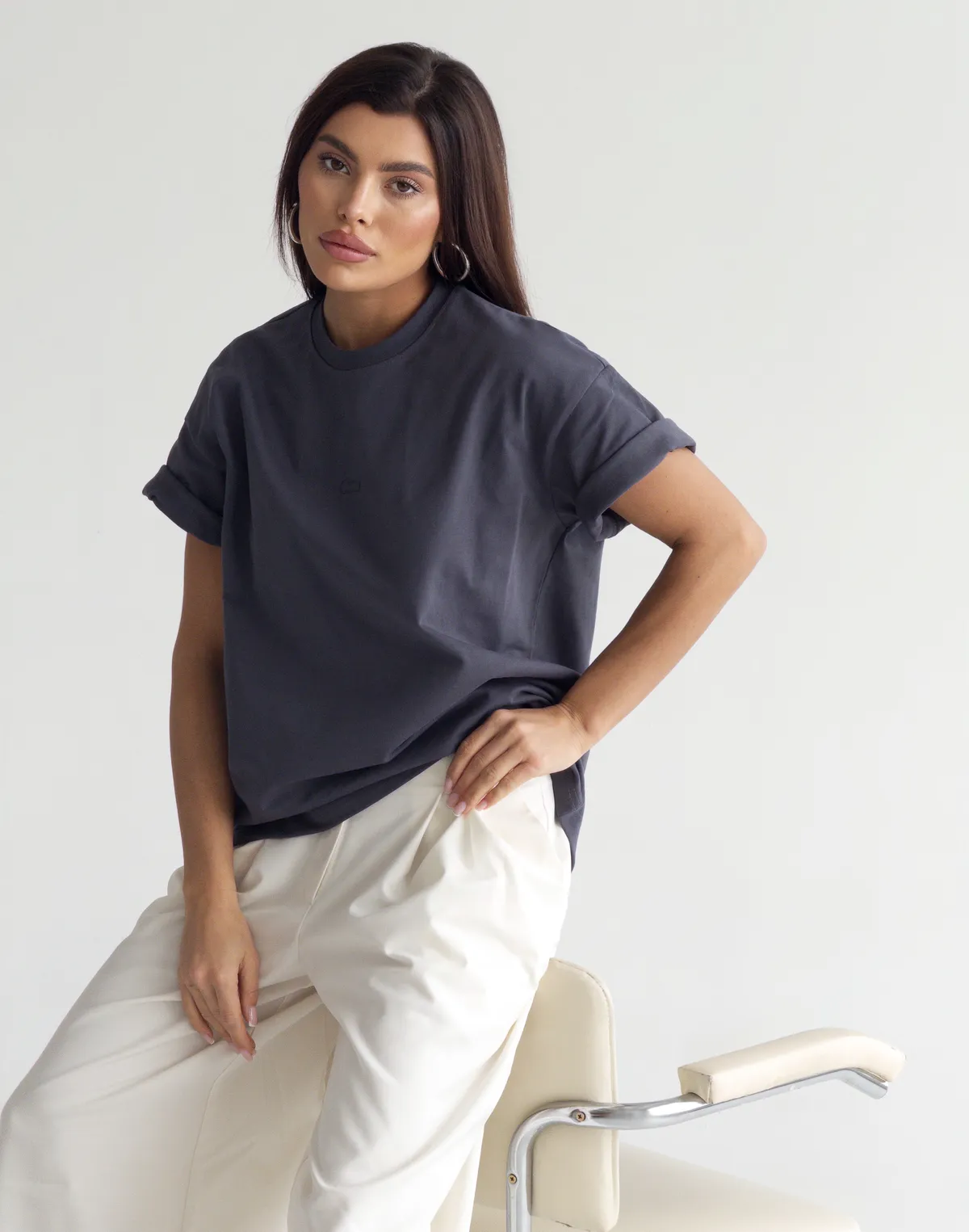 Футболка жіноча зі супер щільного котону оверсайз з логотипом, графітова - Фото 5