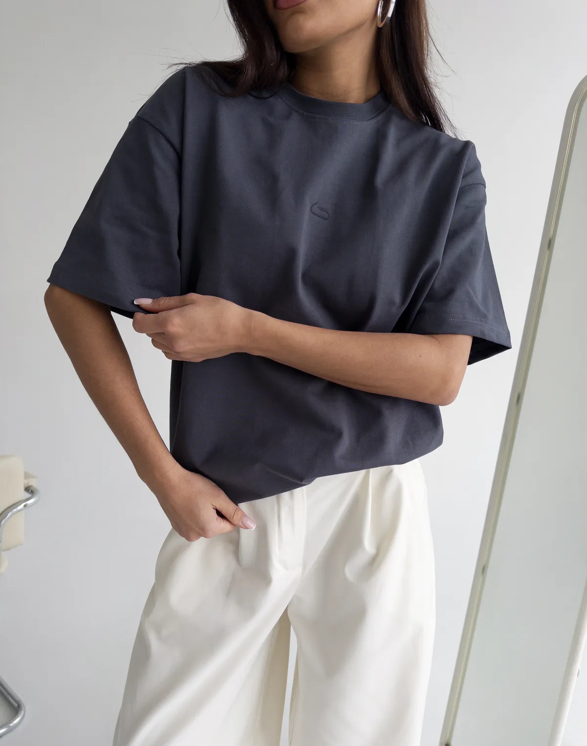 Футболка жіноча зі супер щільного котону оверсайз з логотипом, графітова - Фото 3