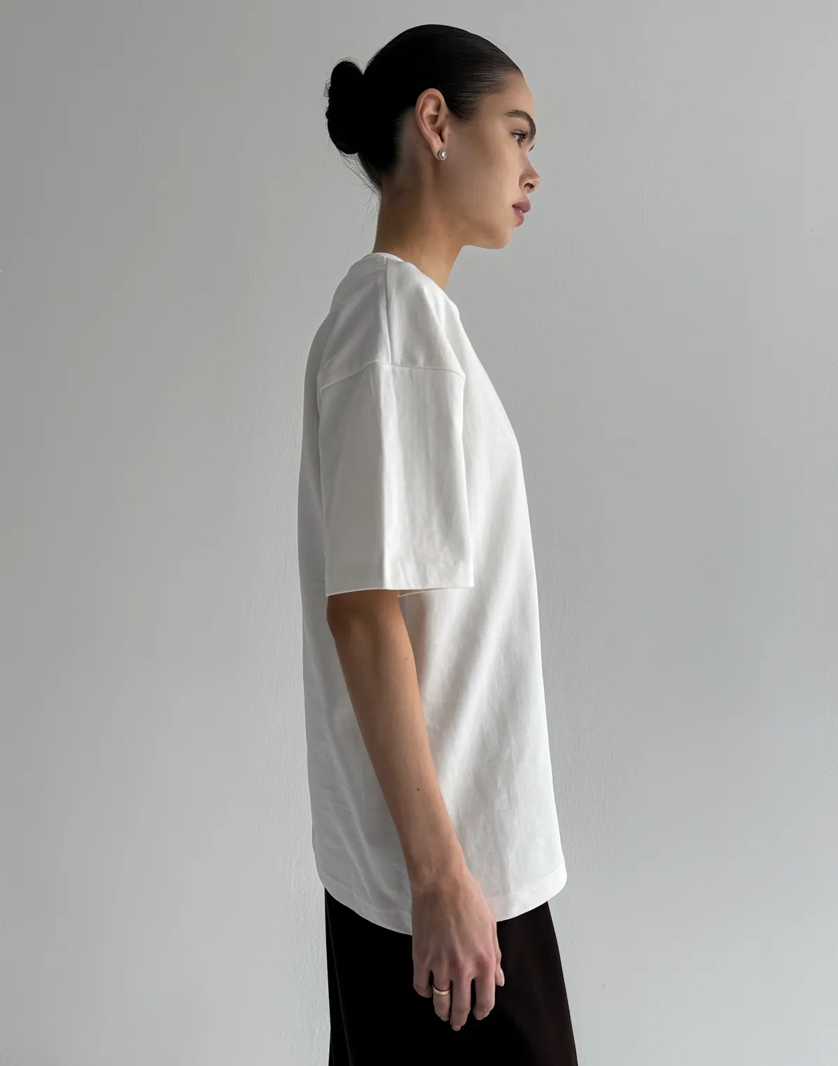 Футболка жіноча зі супер щільного котону оверсайз з логотипом, екрю - Фото 5