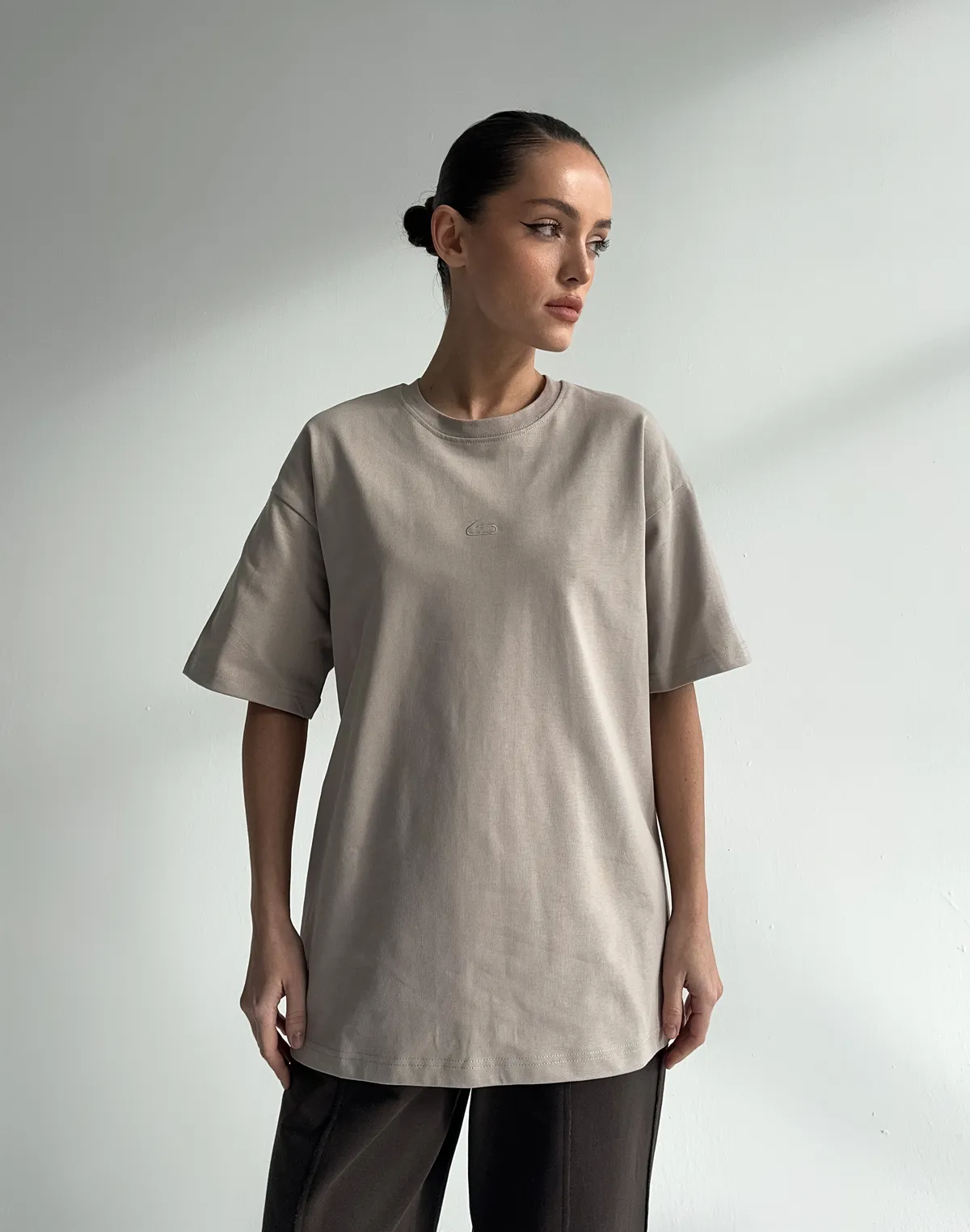 Футболка жіноча зі супер щільного котону оверсайз з логотипом, холодний беж - Фото 8