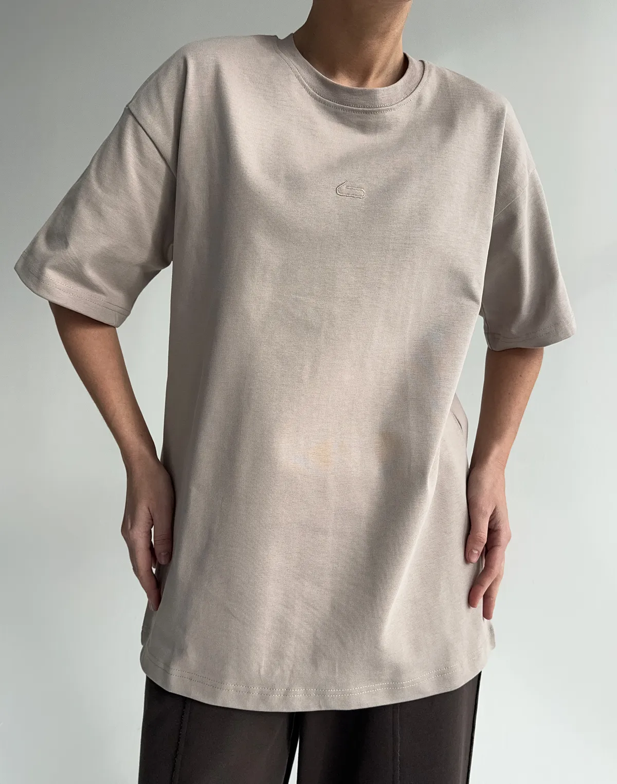 Футболка жіноча зі супер щільного котону оверсайз з логотипом, холодний беж - Фото 1