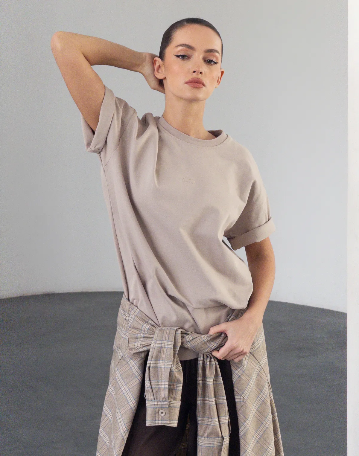 Футболка жіноча зі супер щільного котону оверсайз з логотипом, холодний беж - Фото 3