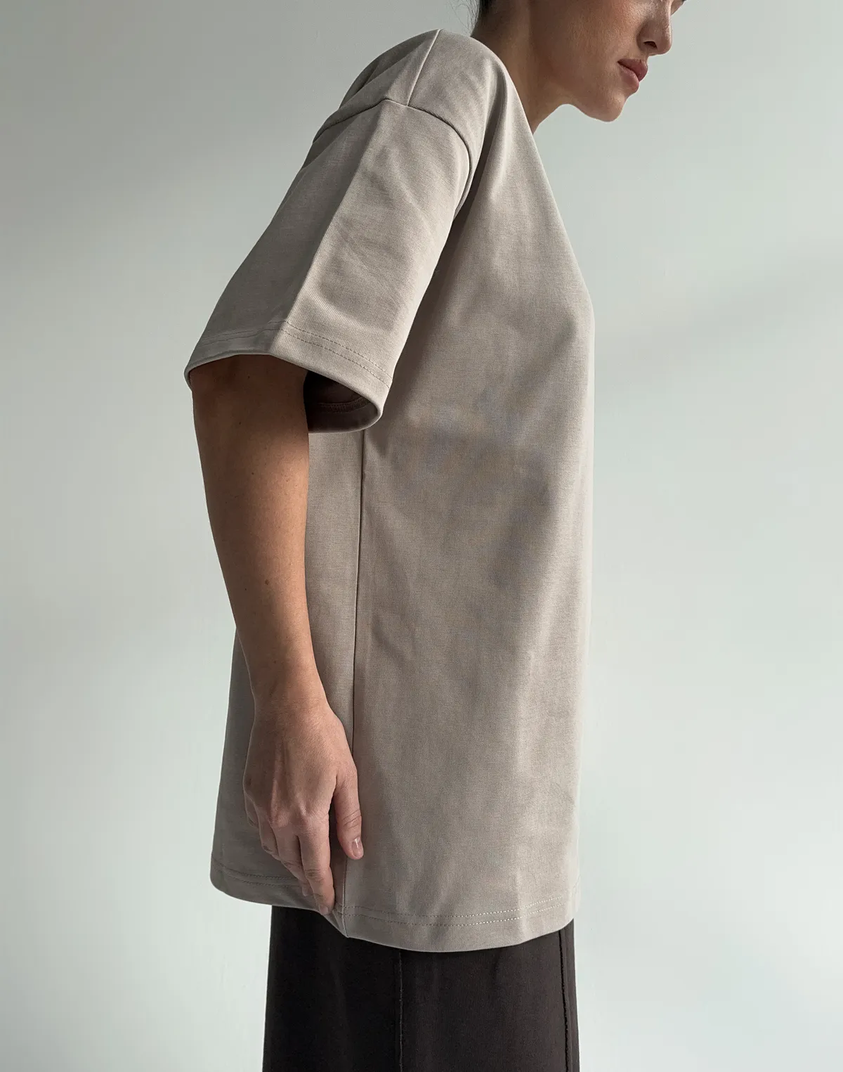 Футболка жіноча зі супер щільного котону оверсайз з логотипом, холодний беж - Фото 4