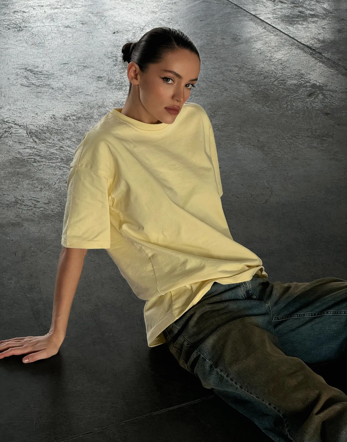 Футболка жіноча зі супер щільного котону оверсайз з логотипом, світло-жовта - Фото 8