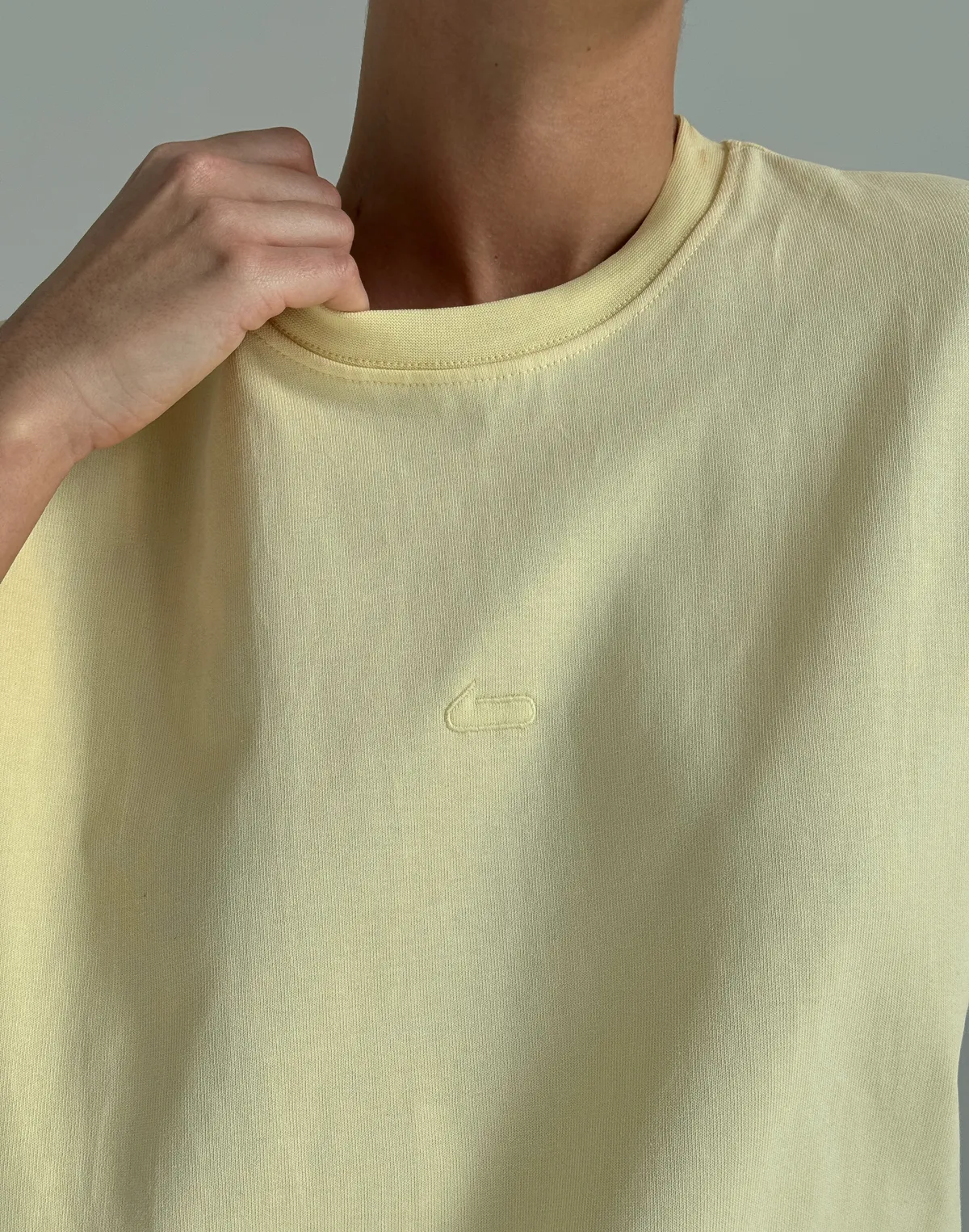 Футболка жіноча зі супер щільного котону оверсайз з логотипом, світло-жовта - Фото 5