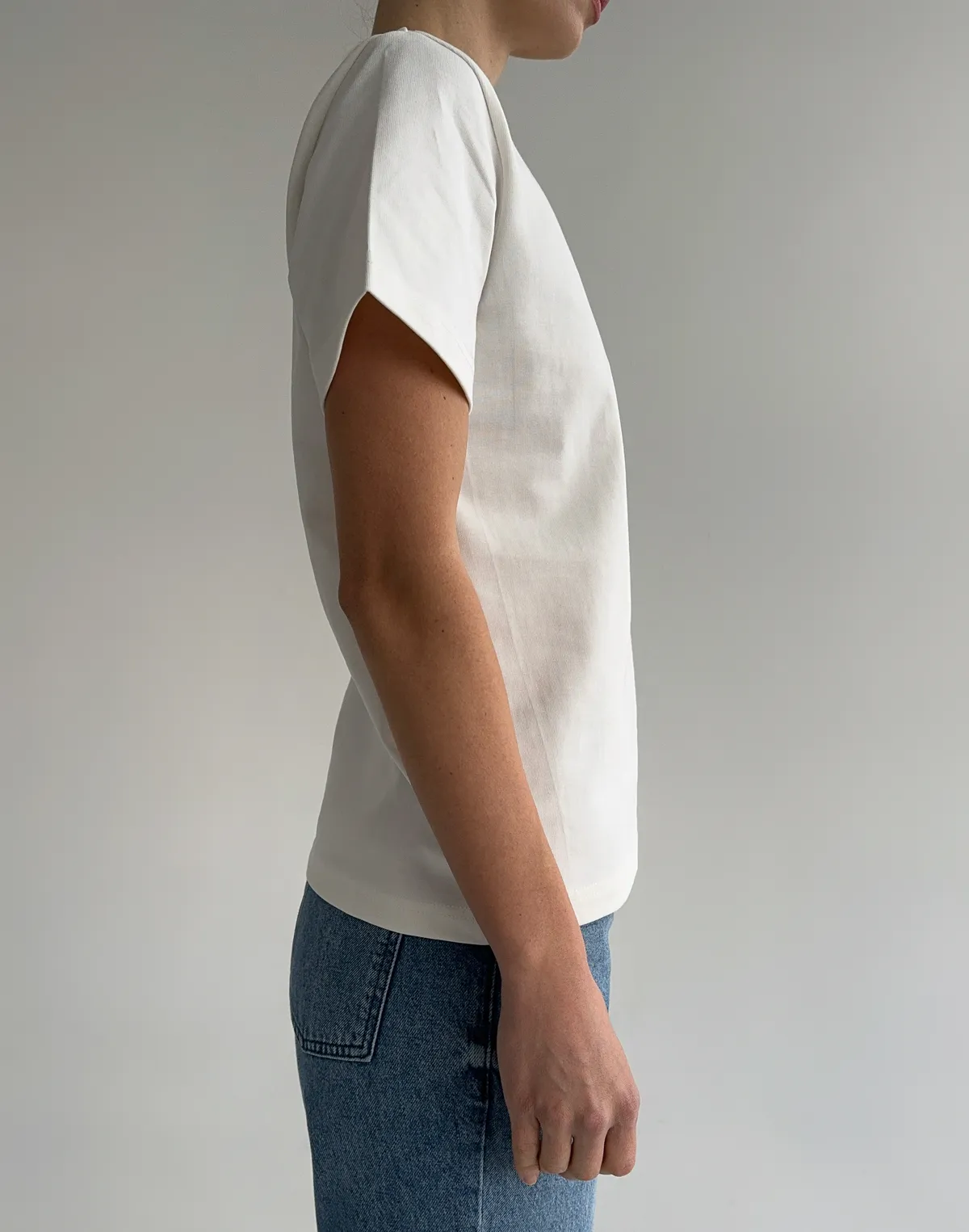 Футболка базова жіноча зі супер щільного котону з логотипом, екрю - Фото 5