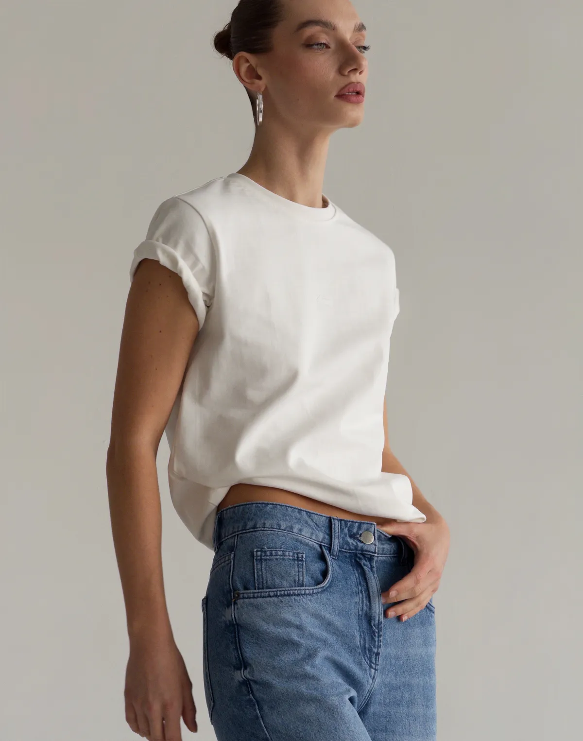 Футболка базова жіноча зі супер щільного котону з логотипом, екрю - Фото 3