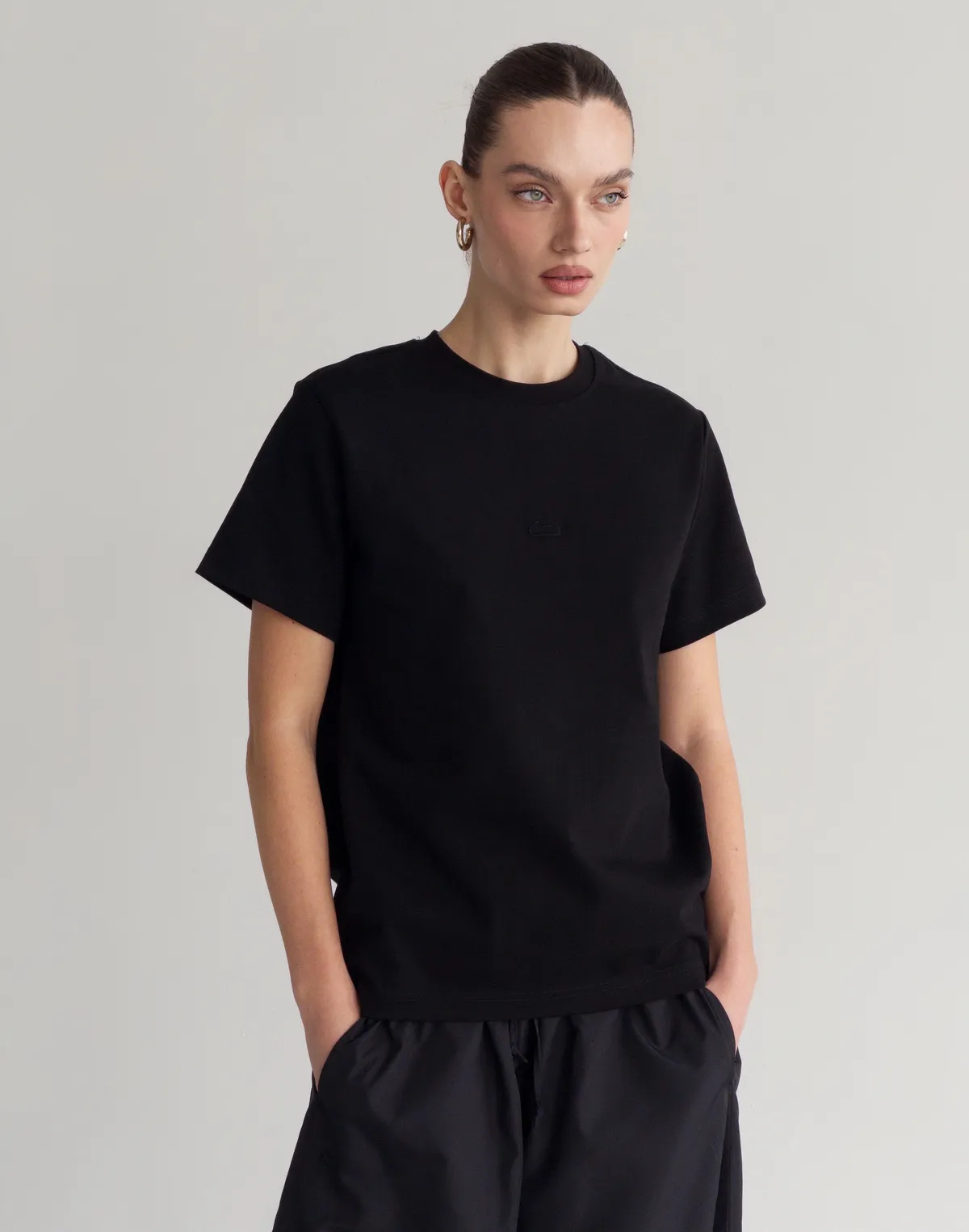 Футболка базова жіноча зі супер щільного котону з логотипом, чорна - Фото 8