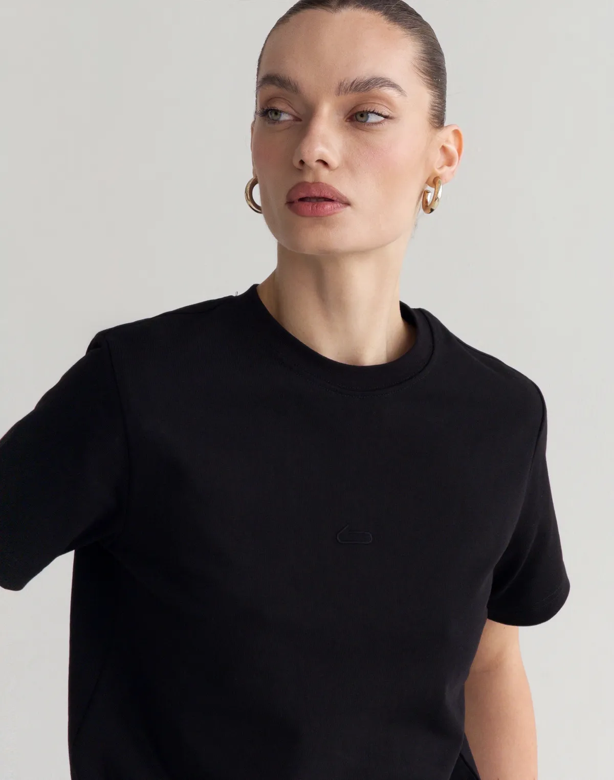 Футболка базова жіноча зі супер щільного котону з логотипом, чорна - Фото 5