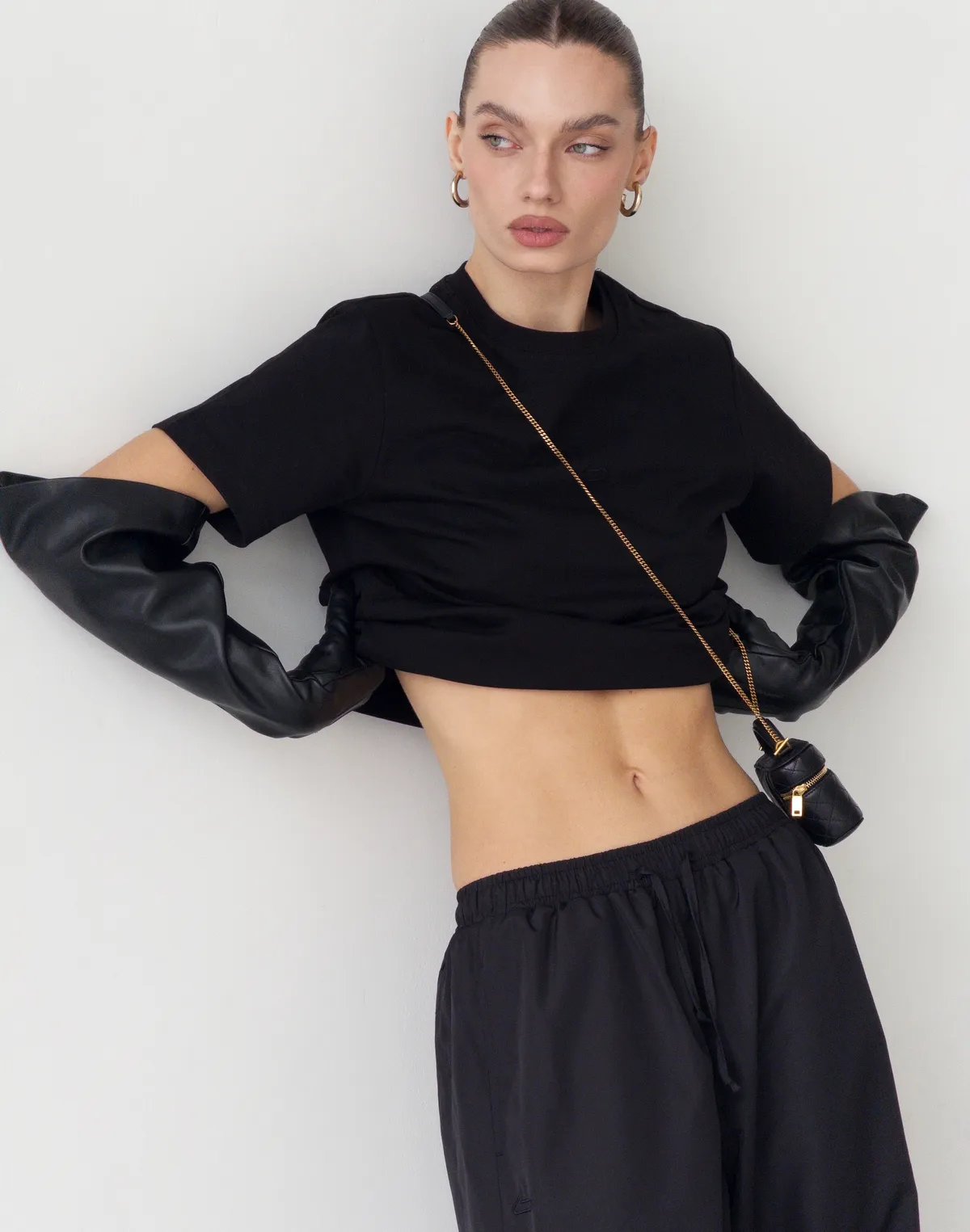 Футболка базова жіноча зі супер щільного котону з логотипом, чорна - Фото 7