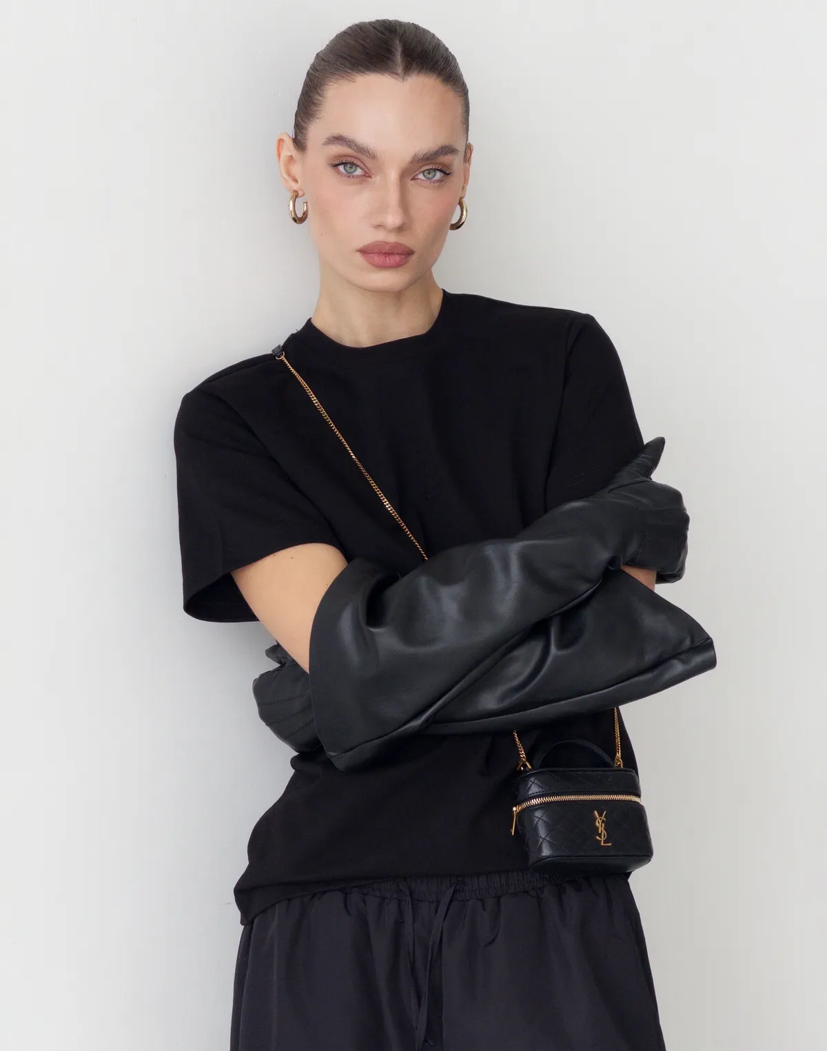 Футболка базова жіноча зі супер щільного котону з логотипом, чорна - Фото 6