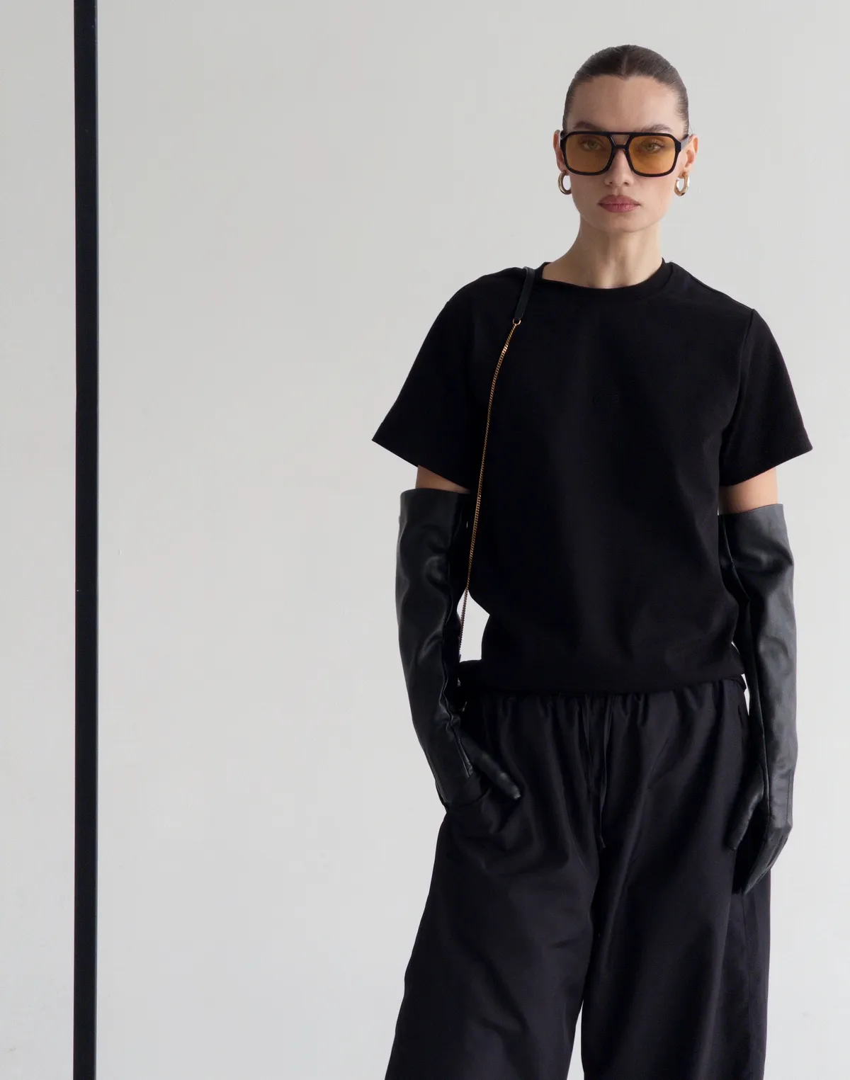 Футболка базова жіноча зі супер щільного котону з логотипом, чорна - Фото 3