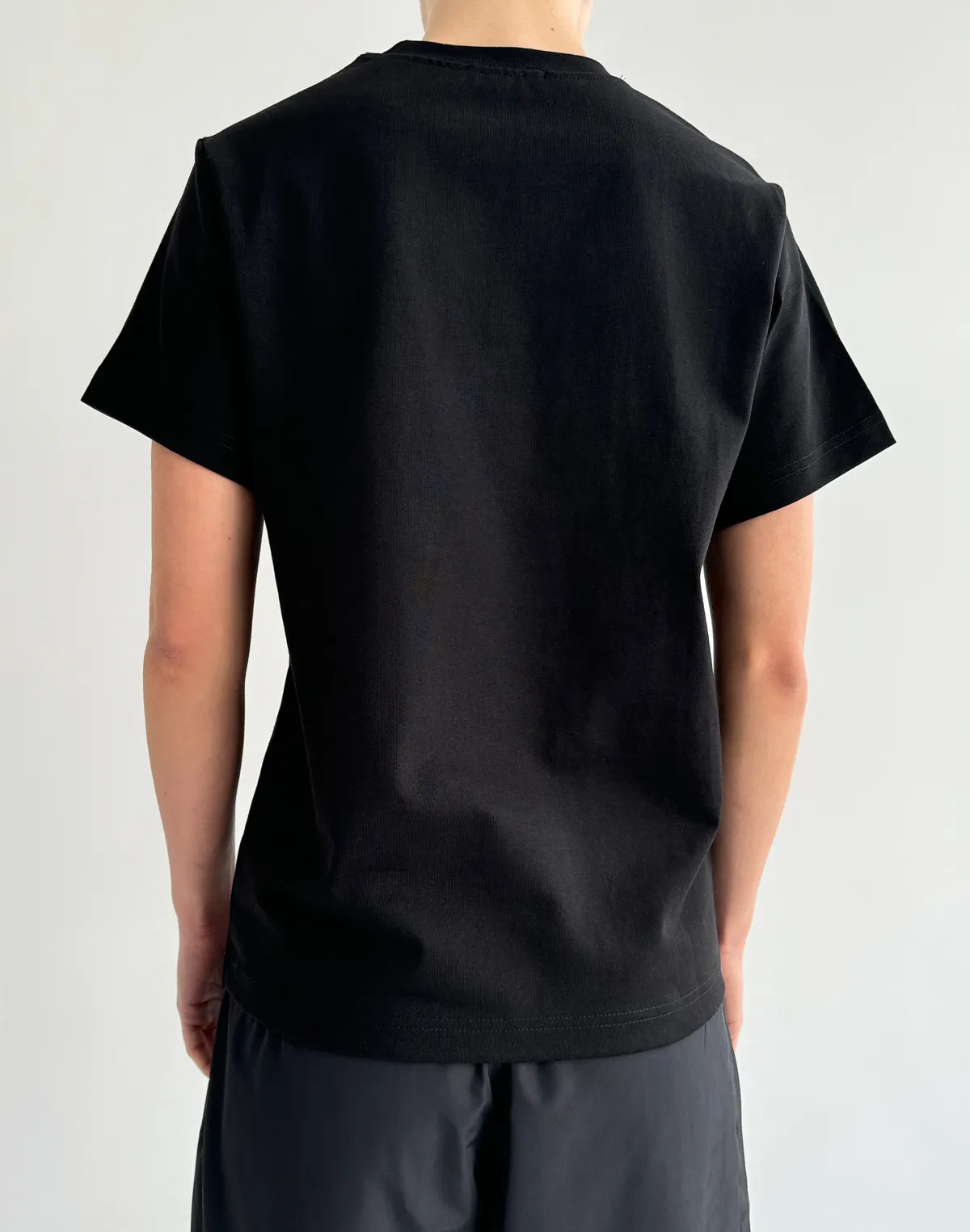 Футболка базова жіноча зі супер щільного котону з логотипом, чорна - Фото 2