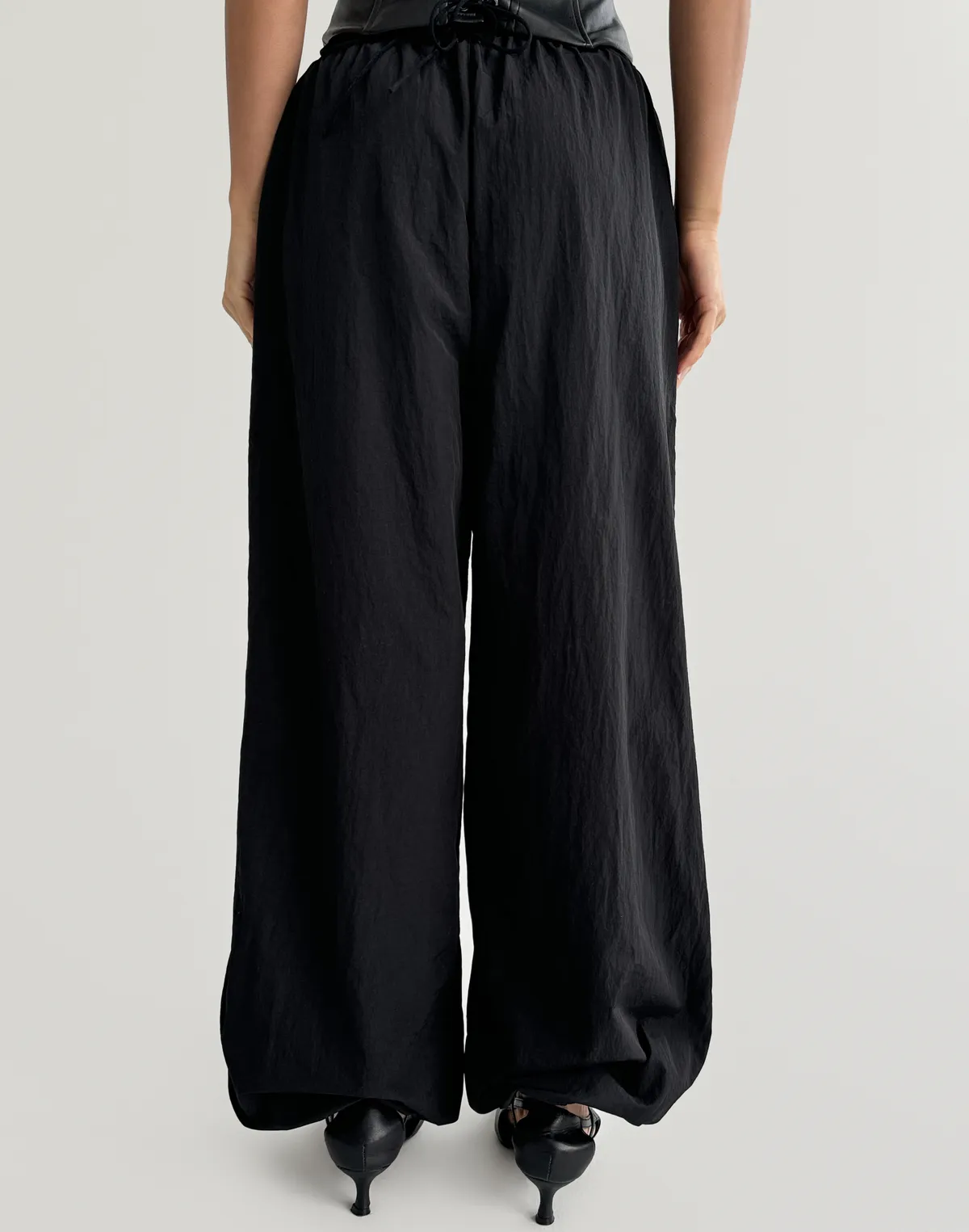 Джогери з плащової тканини з ефектом пом'ятості, чорні - Фото 2