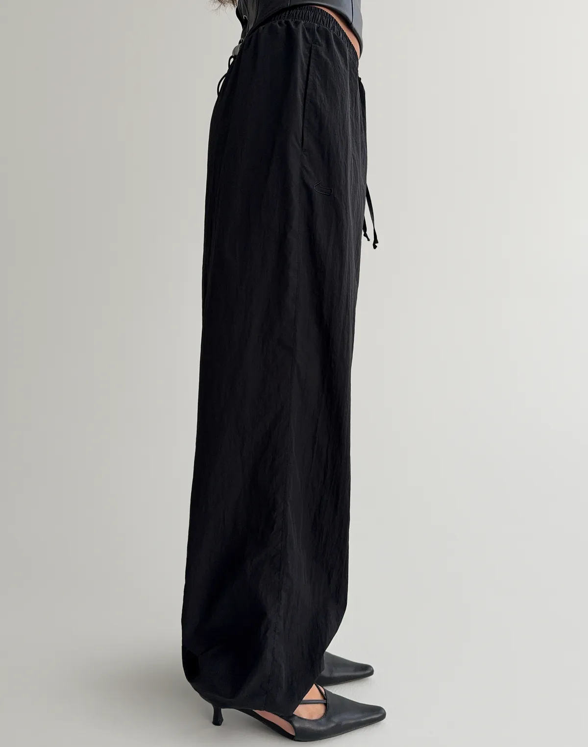 Джогери з плащової тканини з ефектом пом'ятості, чорні - Фото 6