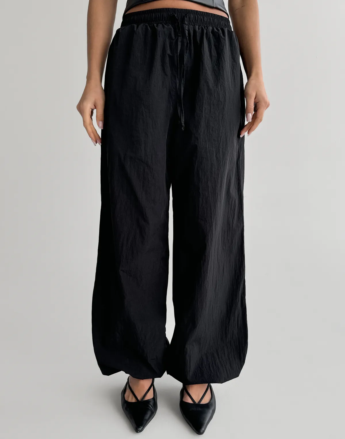 Джогери з плащової тканини з ефектом пом'ятості, чорні - Фото 1