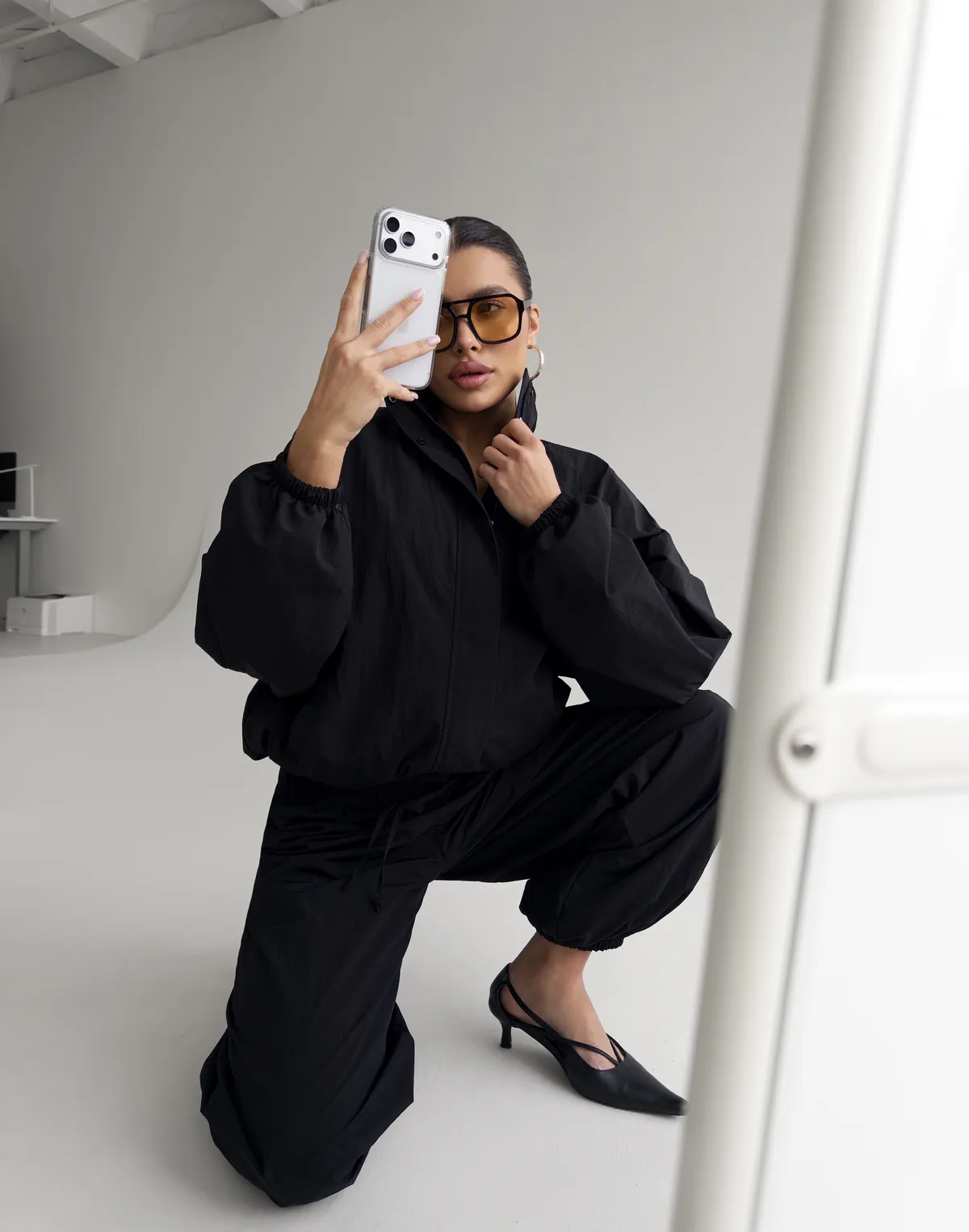 Джогери з плащової тканини з ефектом пом'ятості, чорні - Фото 3