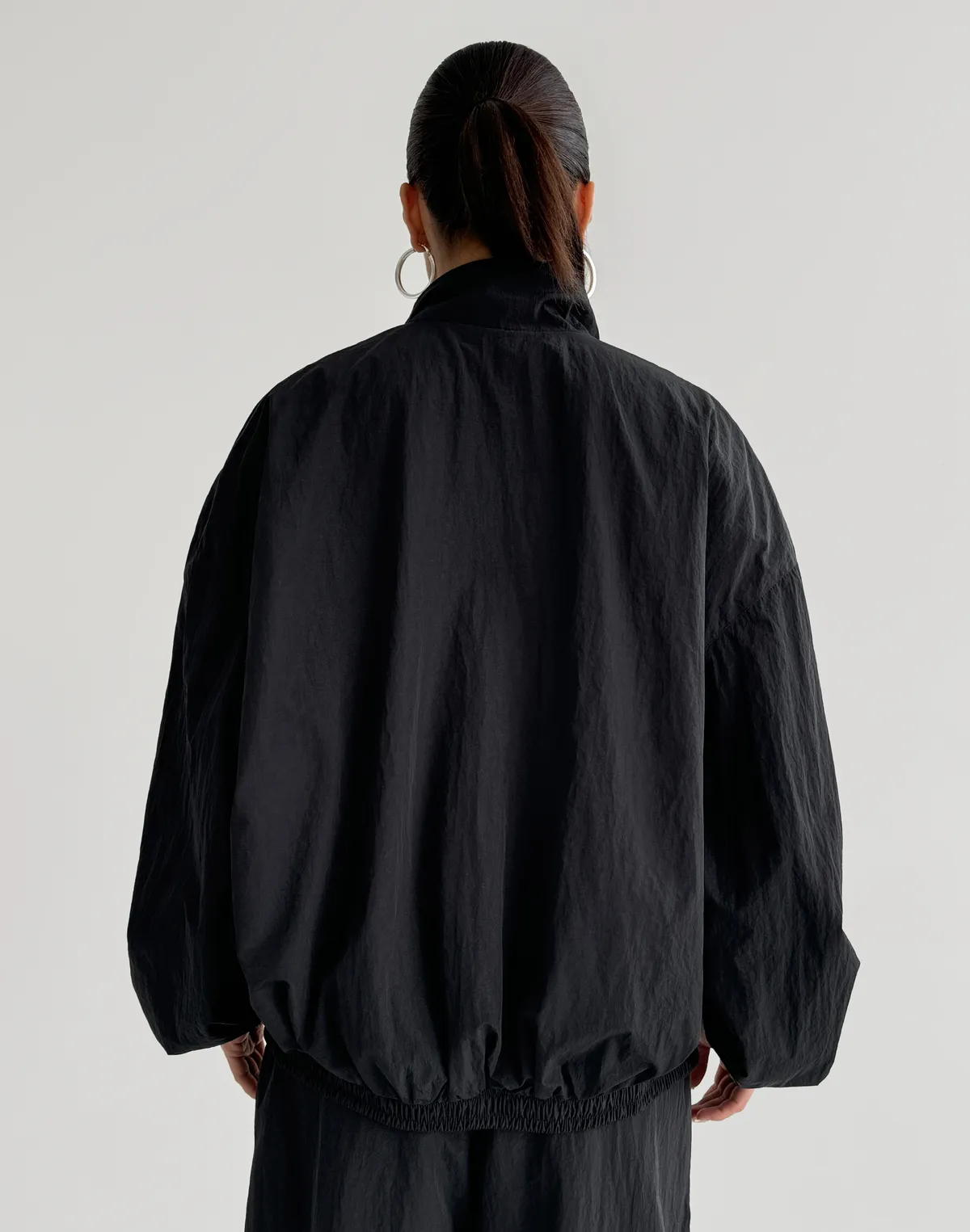 Зіпер вільного крою з плащової тканини з ефектом пом'ятості, чорний - Фото 2