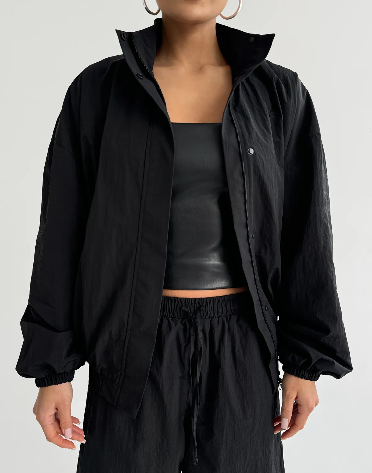 Зіпер вільного крою з плащової тканини з ефектом пом'ятості, чорний - Фото 1