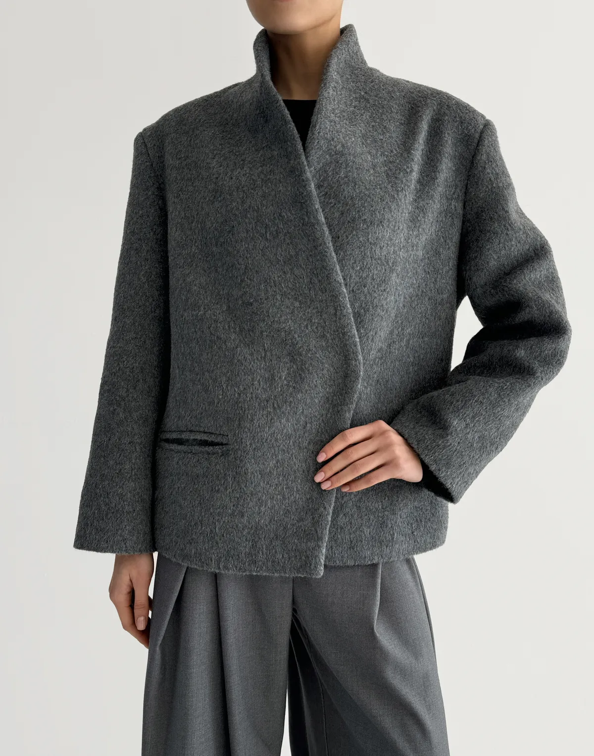 Пальто вкорочене асиметричне з бавовною у складі, сіре - Фото 1