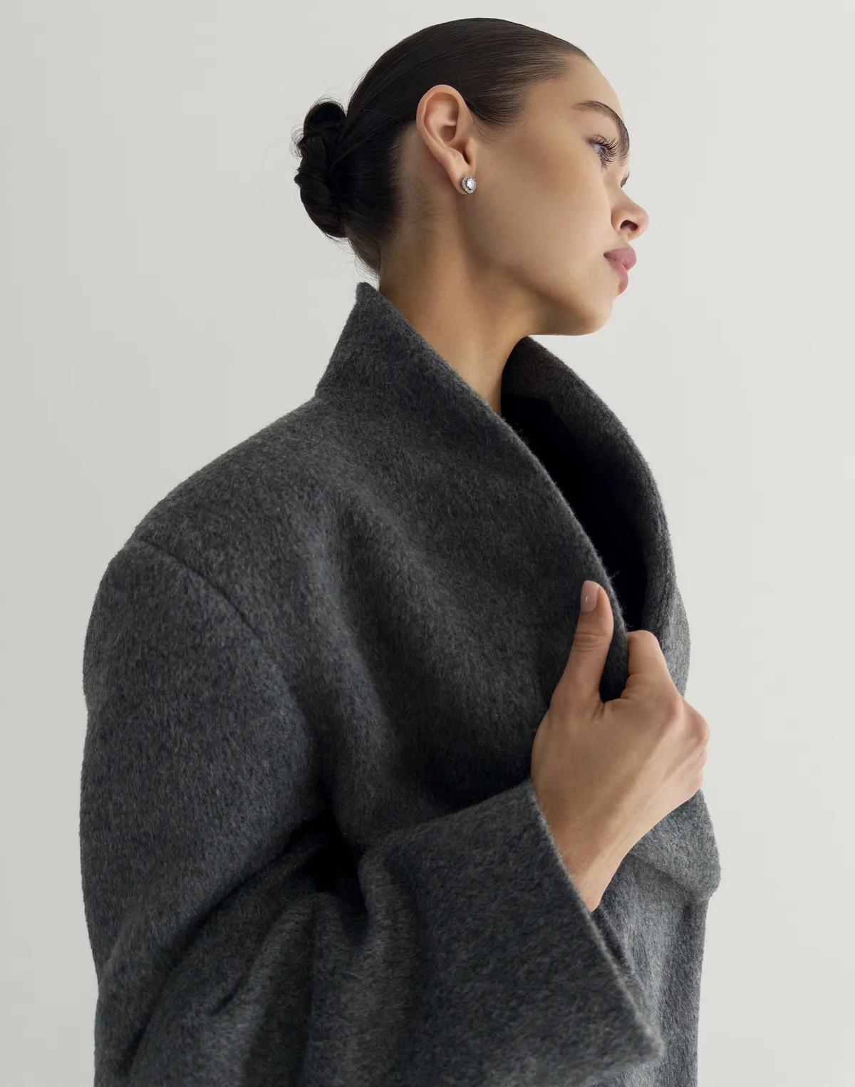 Пальто вкорочене асиметричне з бавовною у складі, сіре - Фото 8