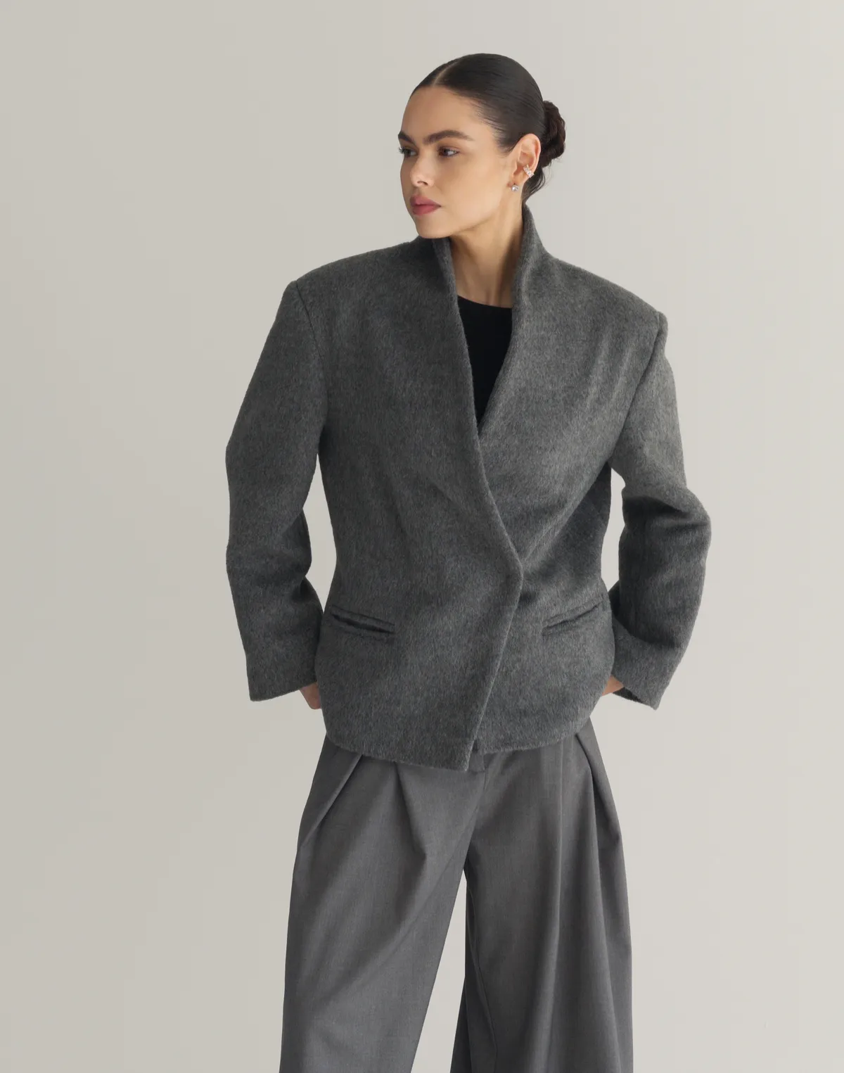 Пальто вкорочене асиметричне з бавовною у складі, сіре - Фото 7