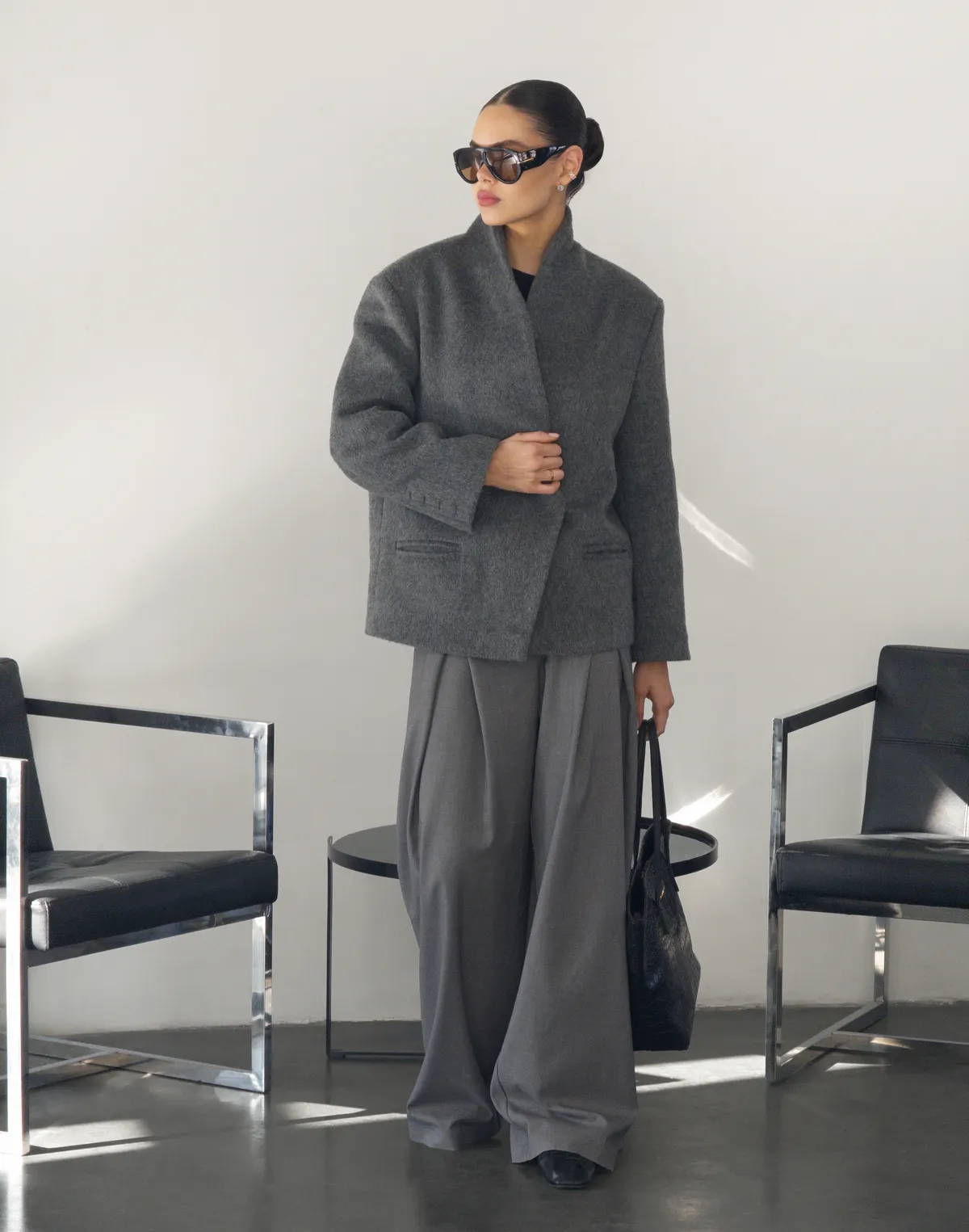 Пальто вкорочене асиметричне з бавовною у складі, сіре - Фото 6