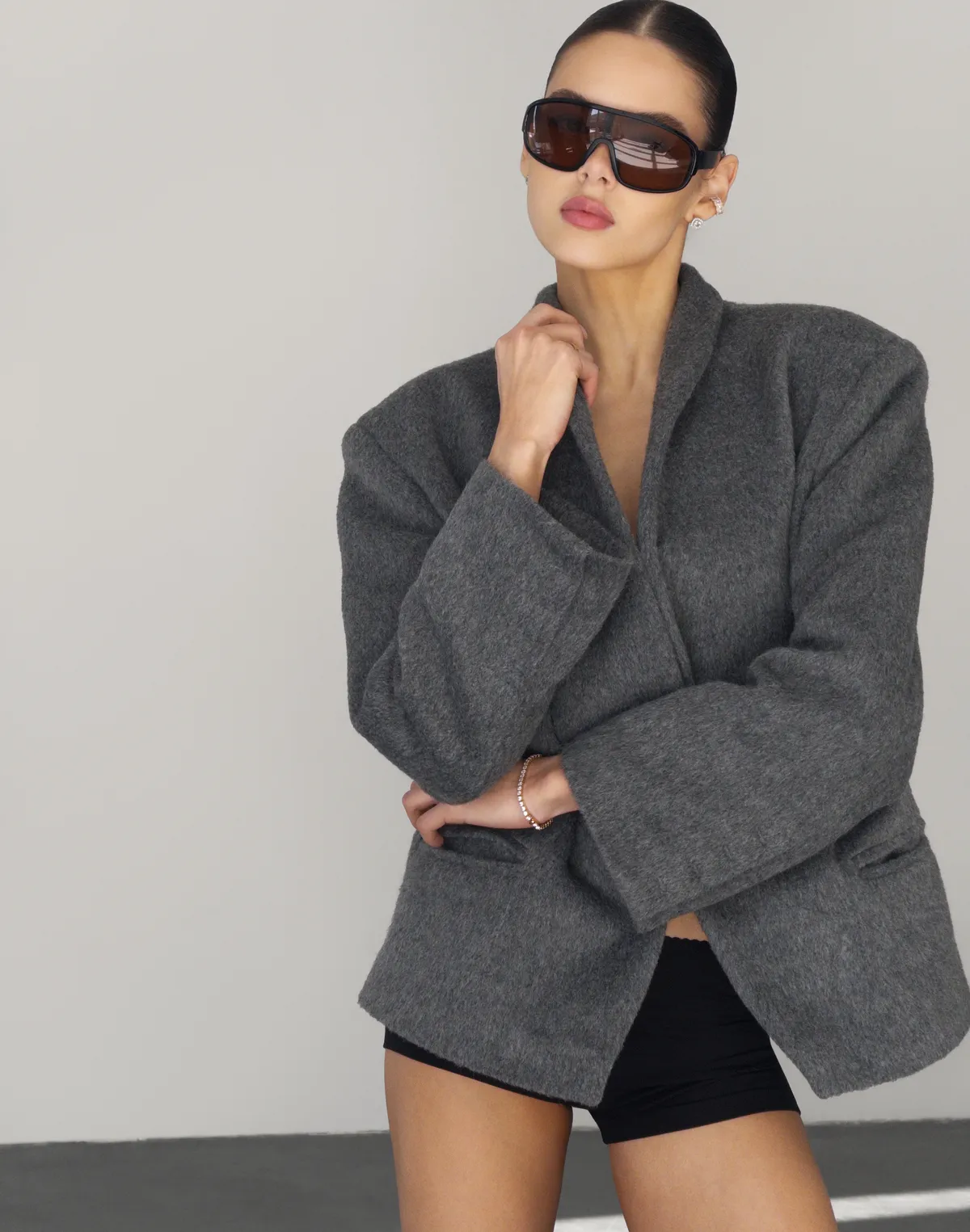 Пальто вкорочене асиметричне з бавовною у складі, сіре - Фото 3