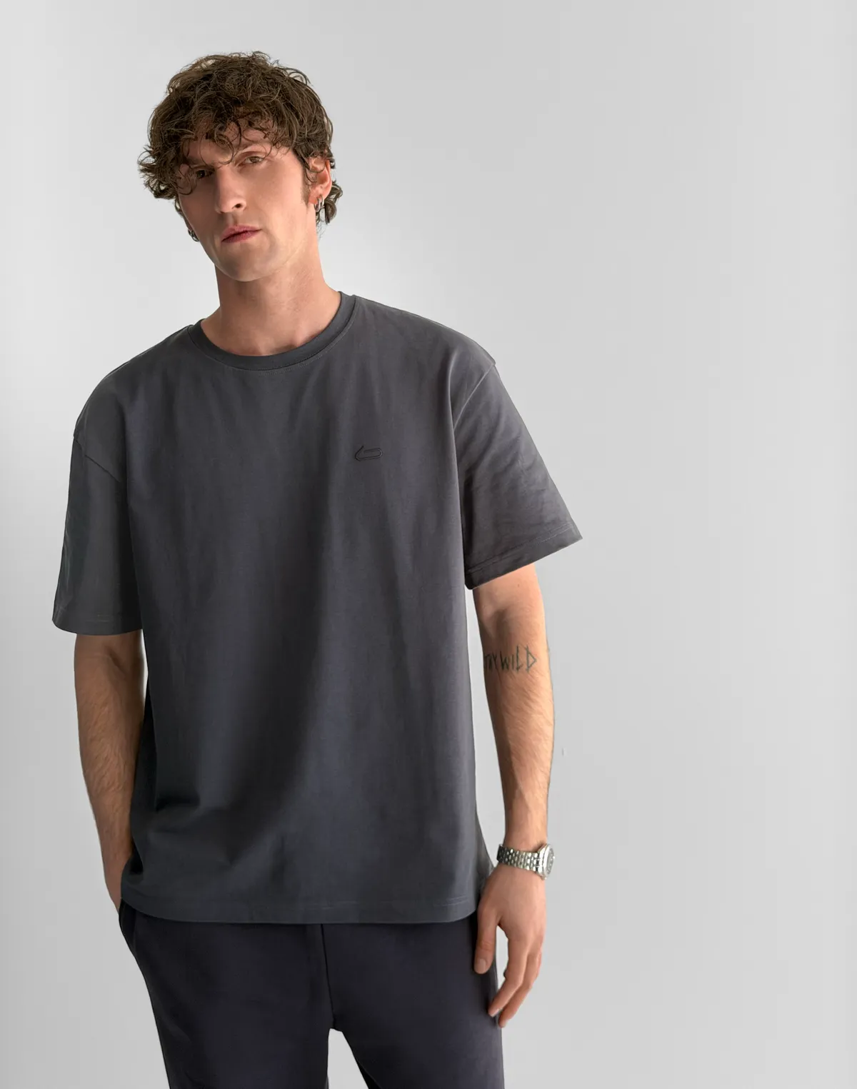 Футболка чоловіча базова зі супер щільного котону з логотипом, графітова - Фото 7