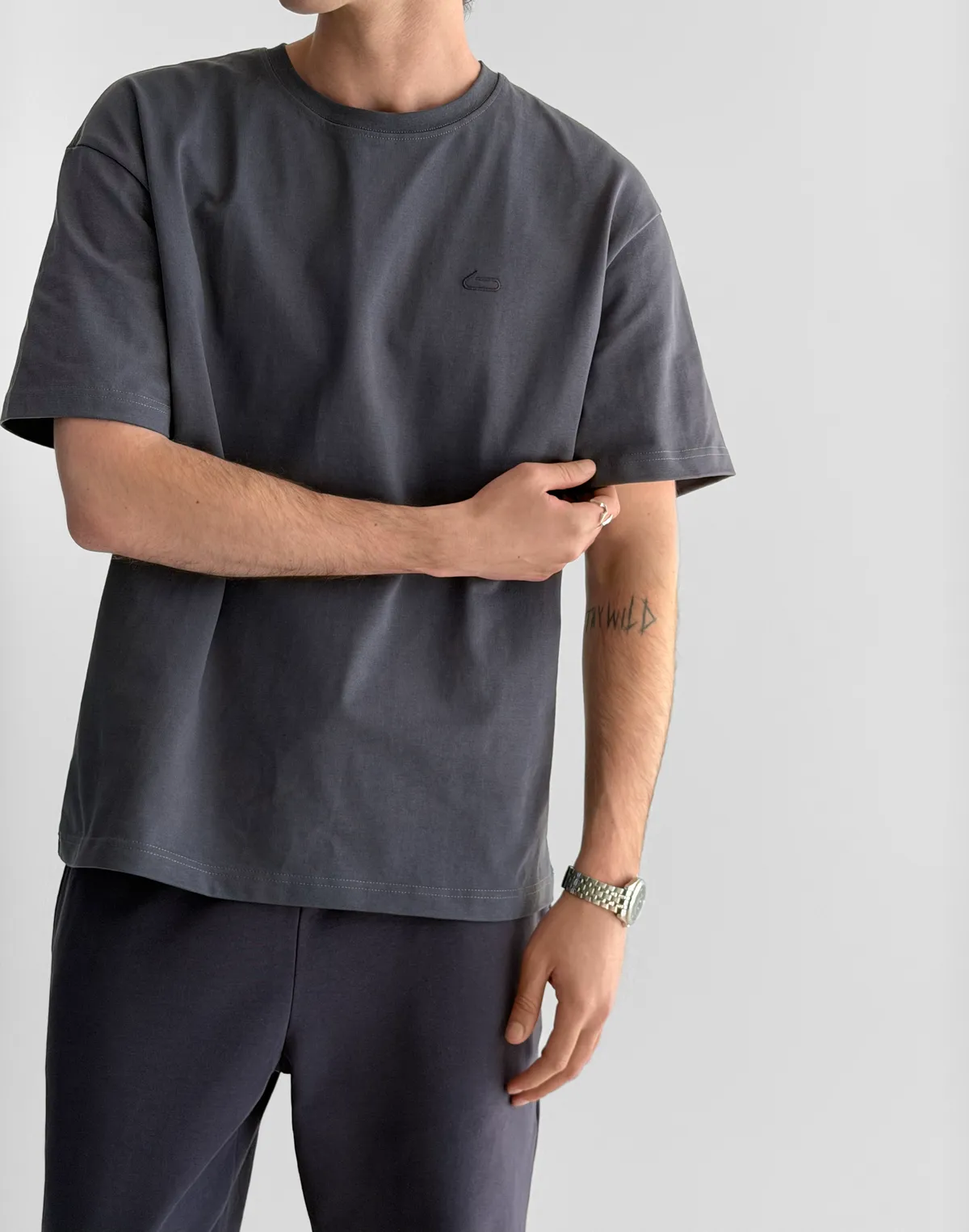 Футболка чоловіча базова зі супер щільного котону з логотипом, графітова - Фото 5