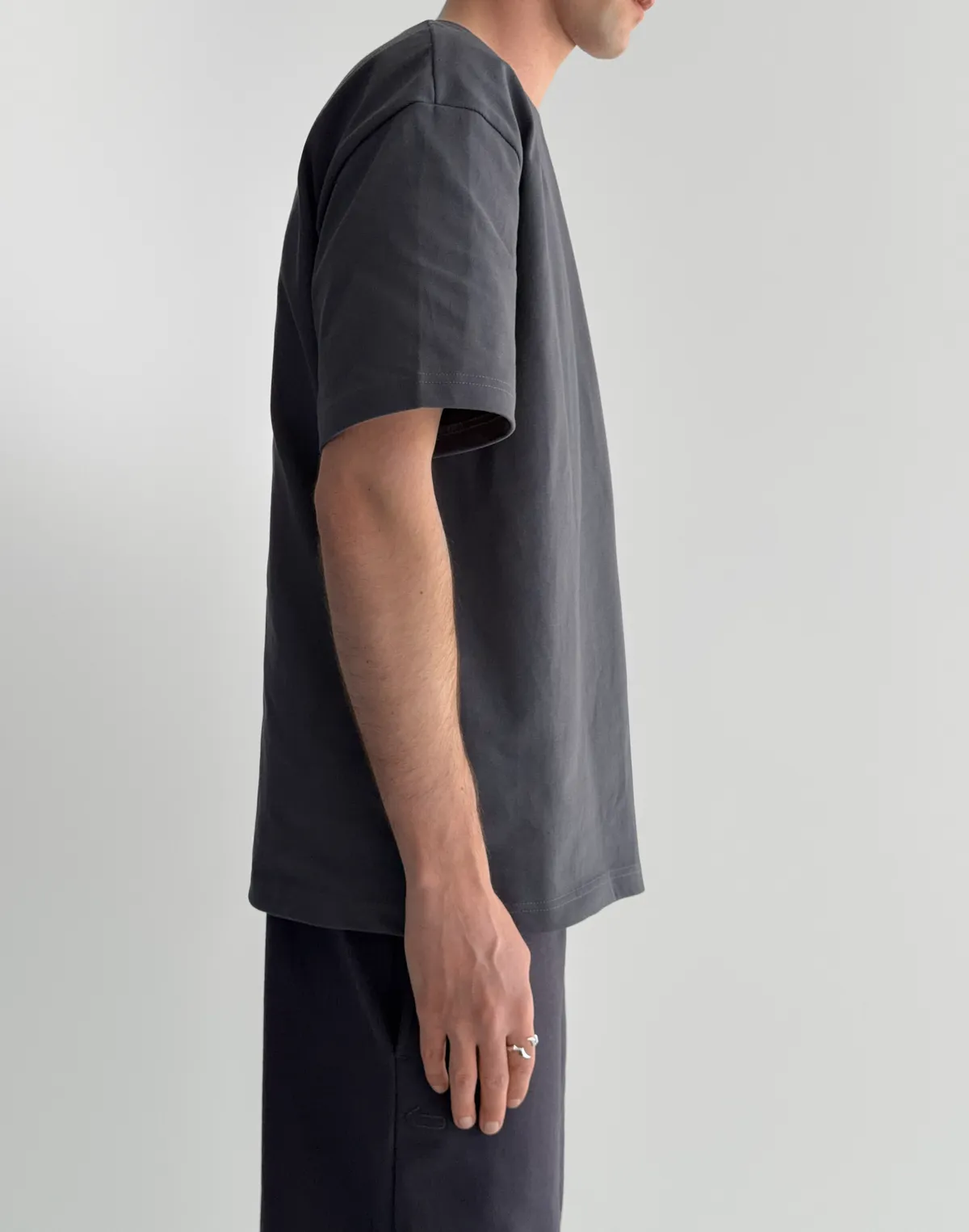 Футболка чоловіча базова зі супер щільного котону з логотипом, графітова - Фото 4