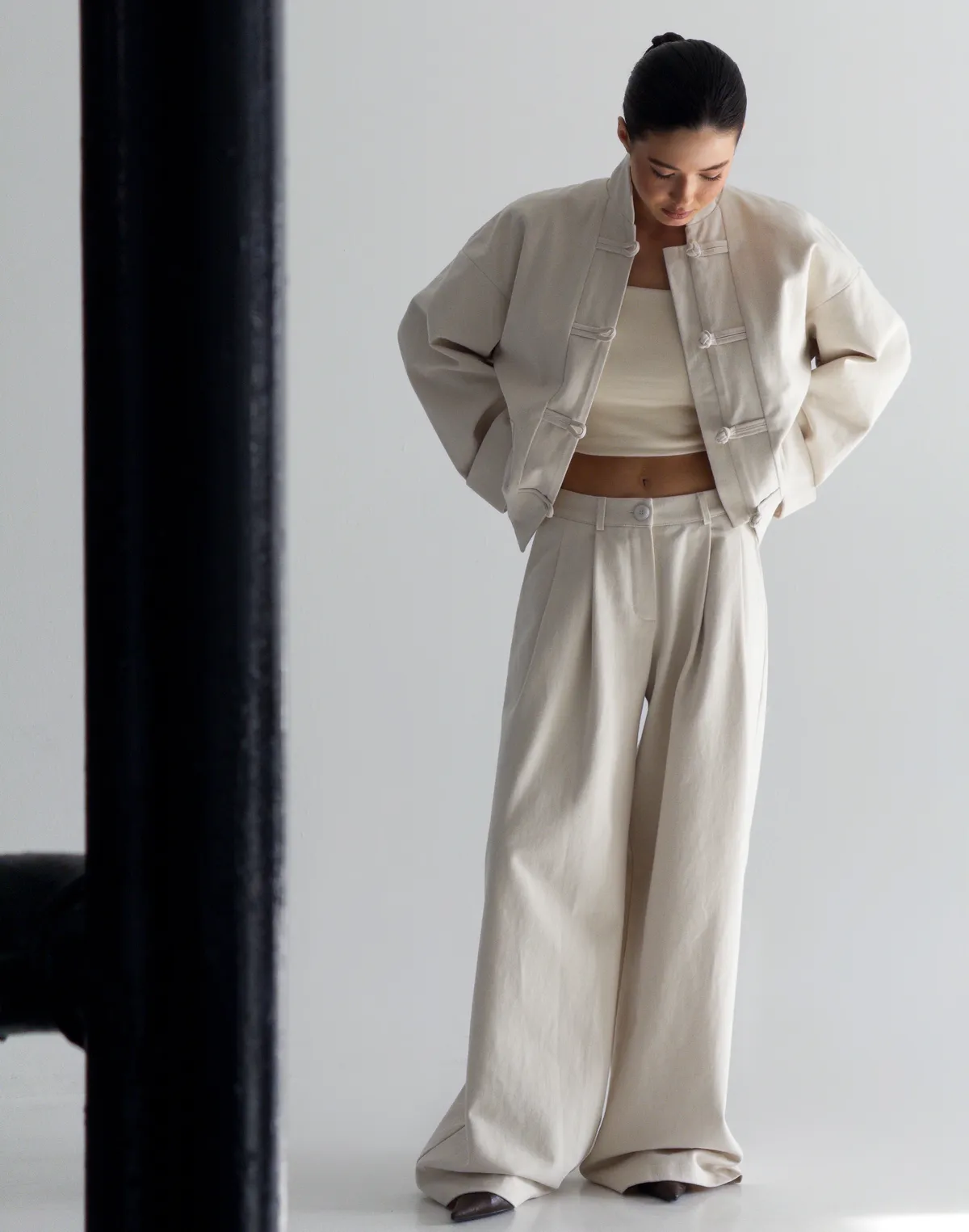 Котонова весняна оверсайз куртка в азійському стилі, молочна - Фото 8