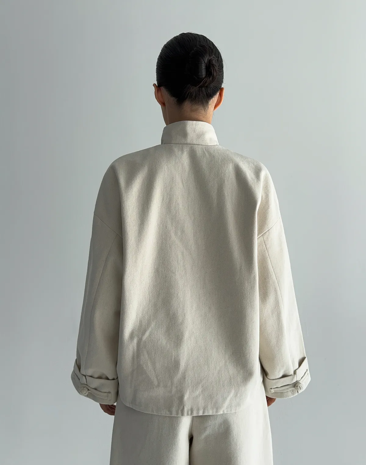 Котонова весняна оверсайз куртка в азійському стилі, молочна - Фото 2