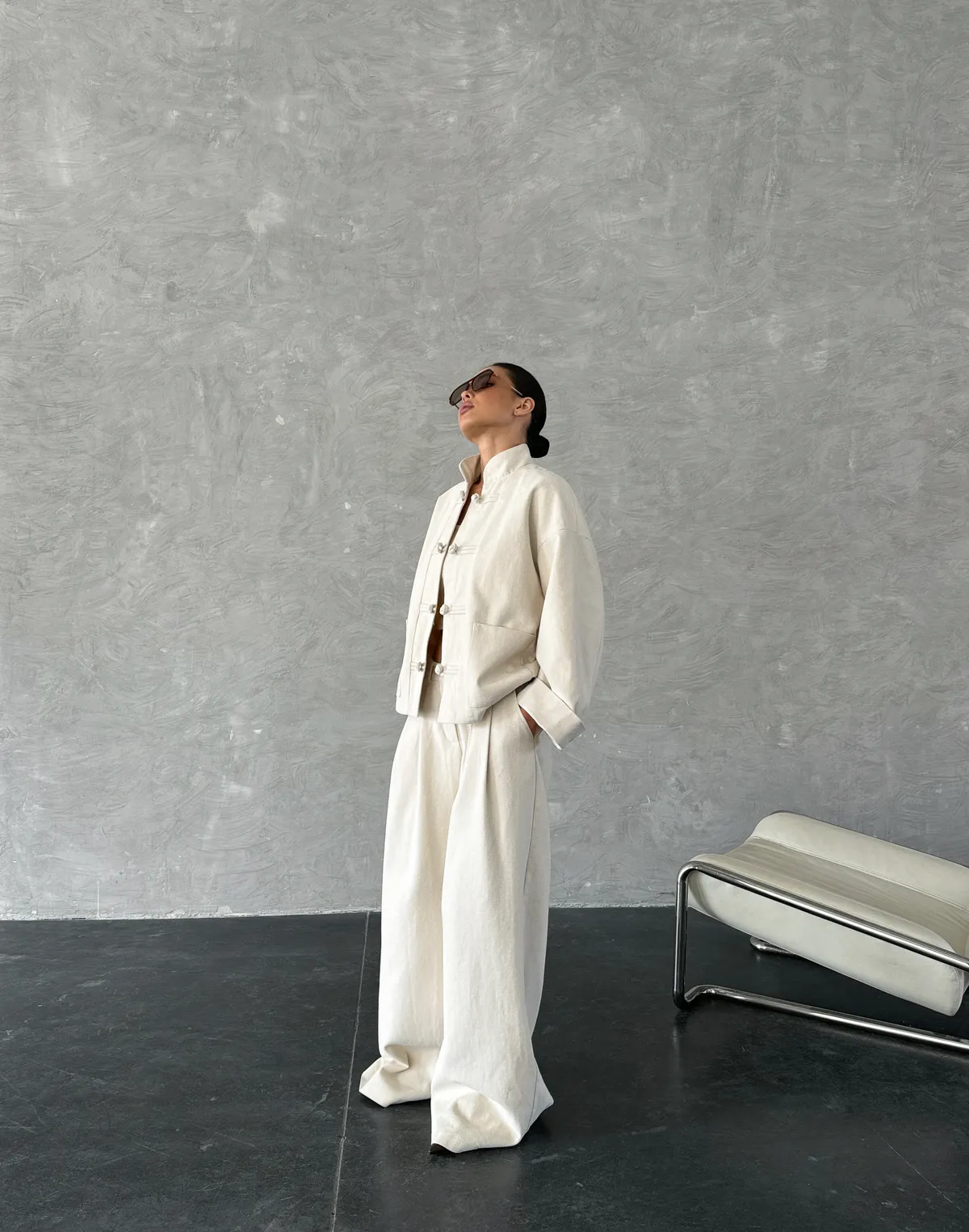 Котонова весняна оверсайз куртка в азійському стилі, молочна - Фото 6