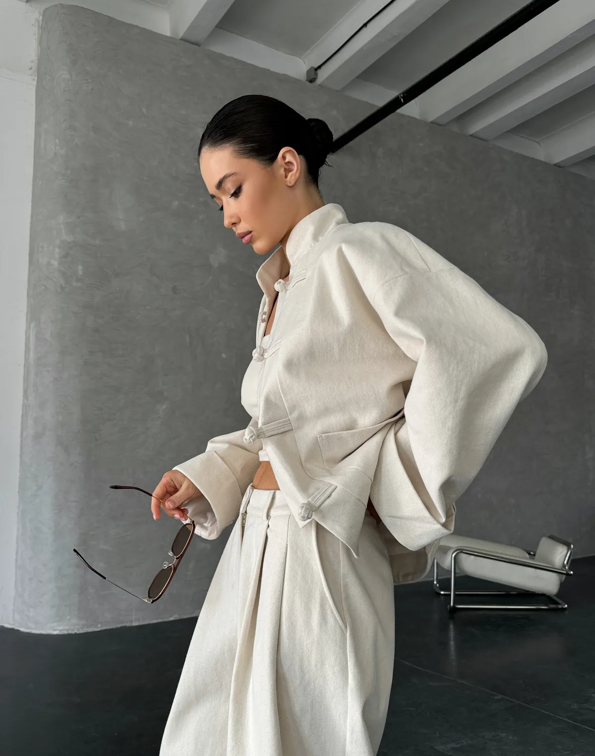 Котонова весняна оверсайз куртка в азійському стилі, молочна - Фото 3