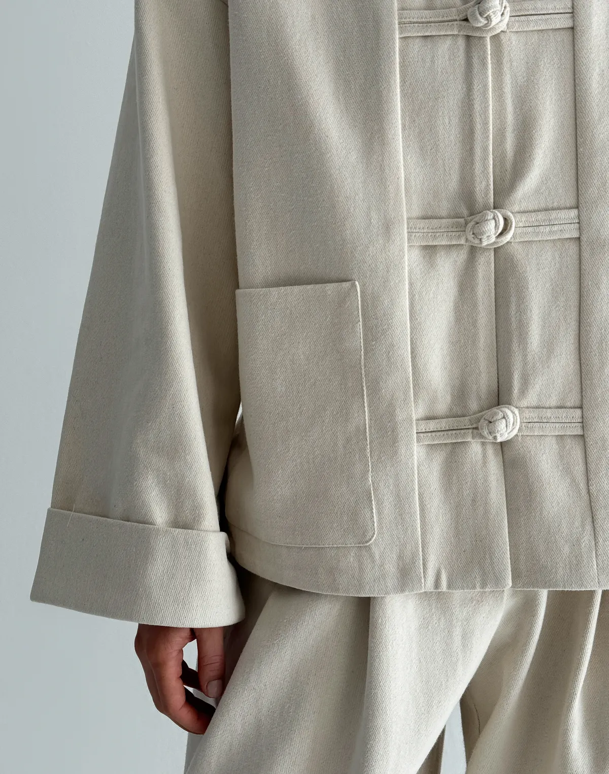 Котонова весняна оверсайз куртка в азійському стилі, молочна - Фото 4