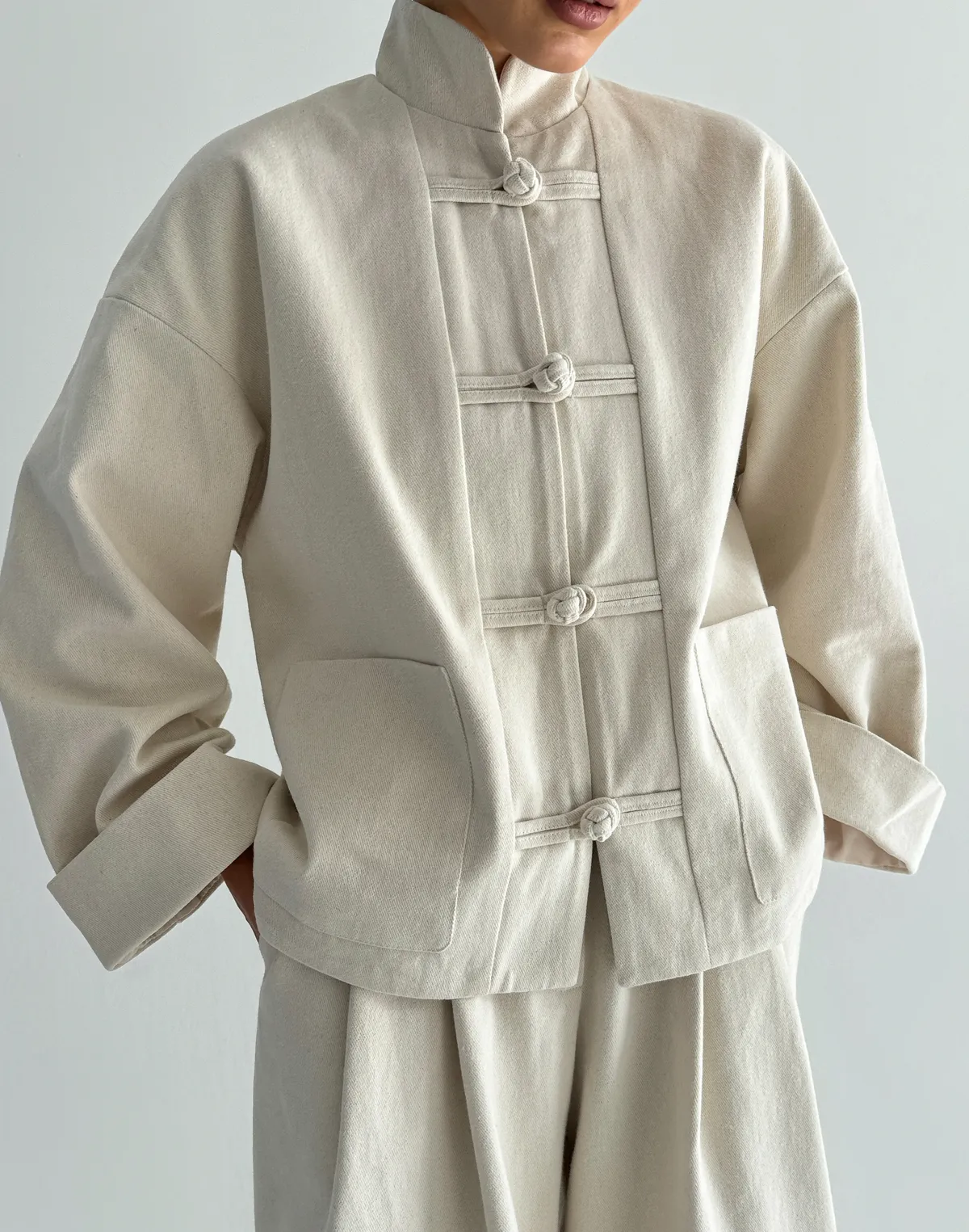 Котонова весняна оверсайз куртка в азійському стилі, молочна - Фото 1