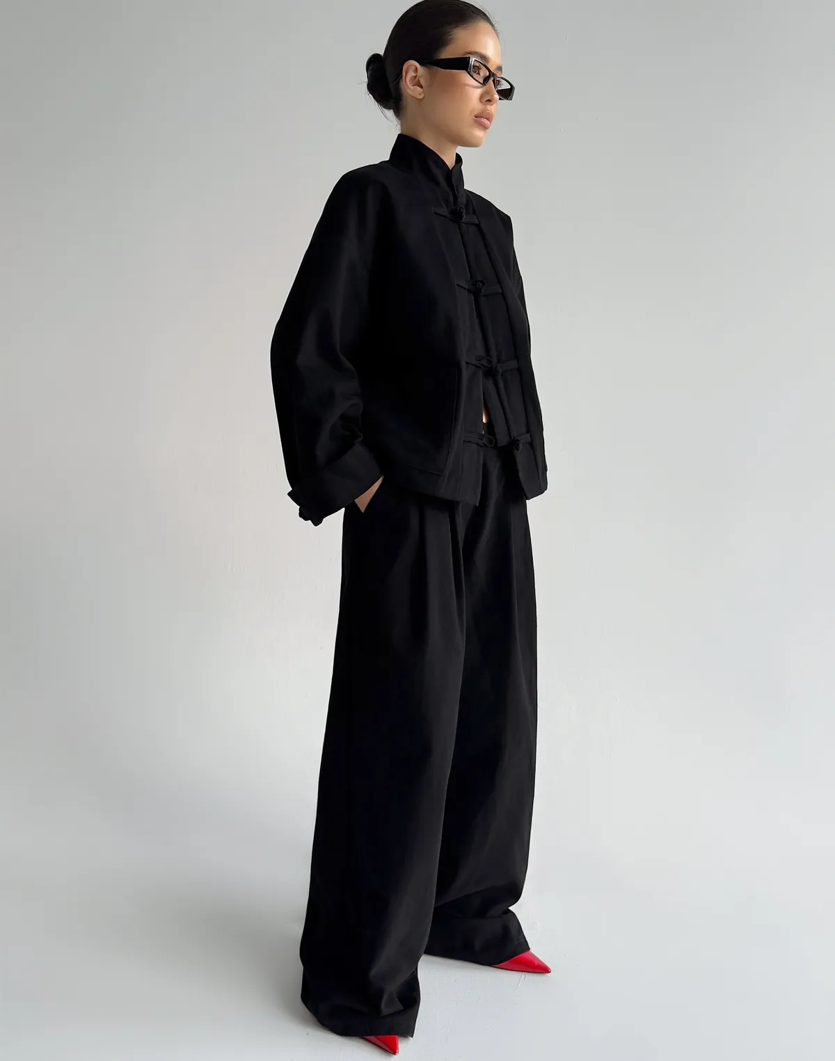 Котонова весняна оверсайз куртка в азійському стилі, чорна - Фото 8