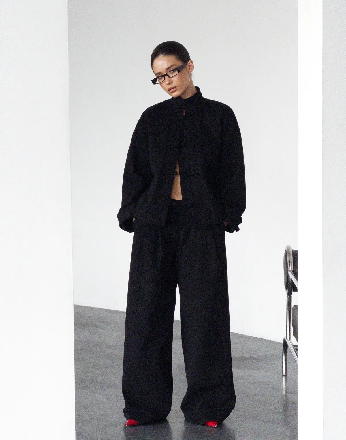 Котонова весняна оверсайз куртка в азійському стилі, чорна - Фото 7