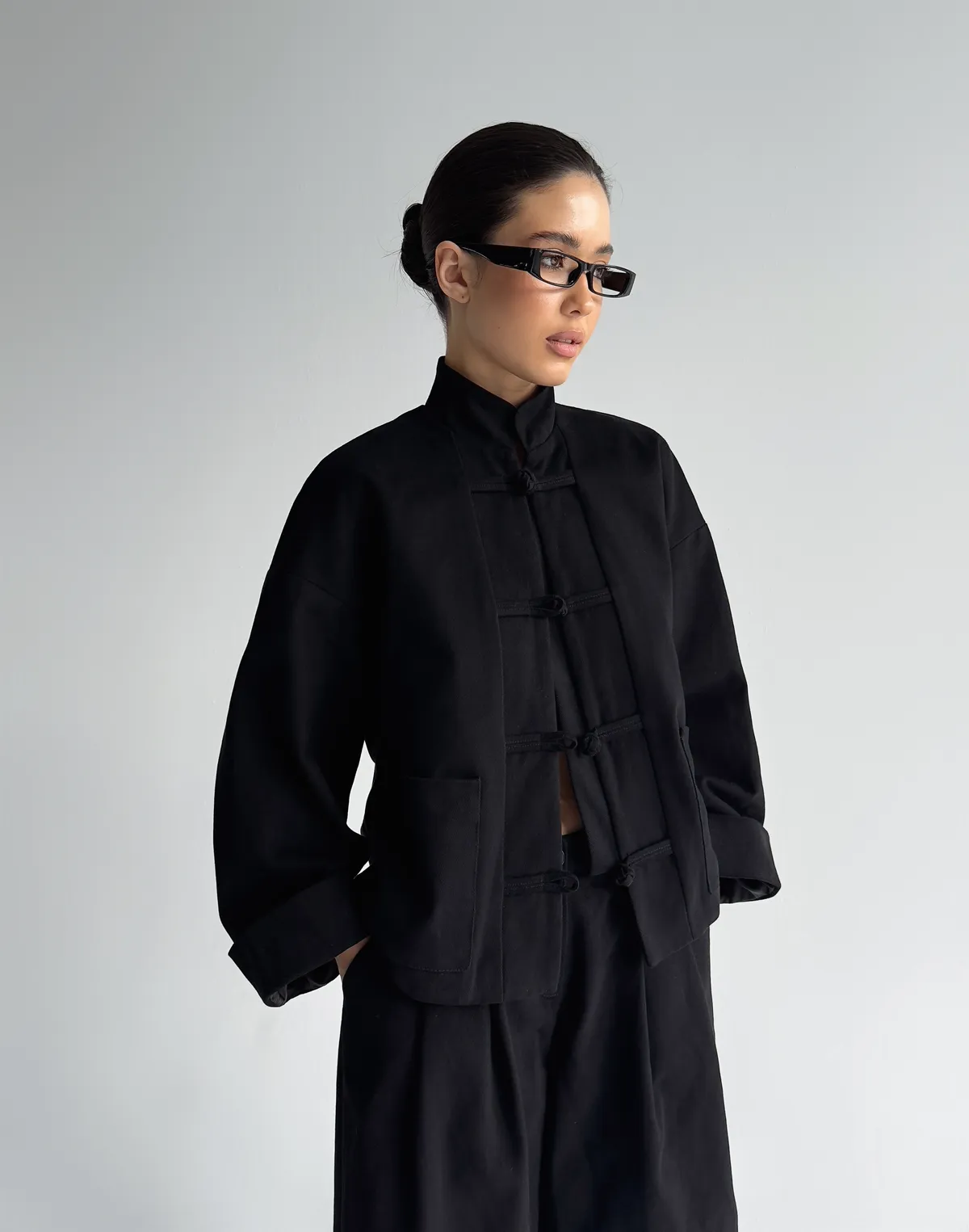 Котонова весняна оверсайз куртка в азійському стилі, чорна - Фото 6